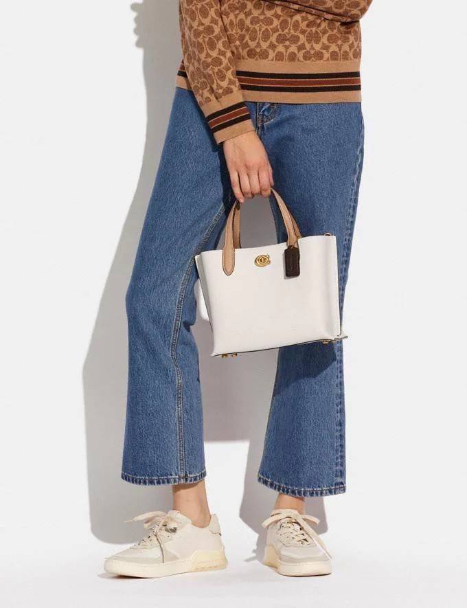 COACH C8561 C8869 WILLOW TOTE 24 IN COLOR BLOCK น้องสาวลุคลูกคุณมาแล้วจ้า กระเป๋าถือ/สะพาย ดีไซน์คัลเลอร์บล็อค ลงตัว เรียบหรู ใบจริงคือผู้ดี๊ผู้ดี ใช่ได้ทุกๆโอกาส วัสดุหนัง pepble อยู่ทรง เปิดปิดด้วยตัวบิดล็อค และอีกฝั่งเป็นกระดุมแม่เหล็ก ภายในโล่งกว้าง ใ