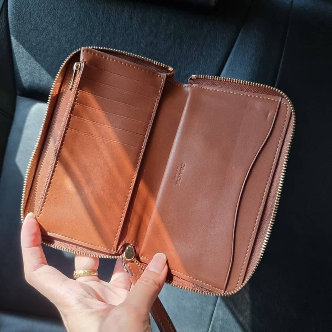 COACH F57468 PHONE WALLET IN SIGNATURE COATED CANVAS กระเป๋าสตางค์ถนอมมือถือ!! 2IN1 สุดๆ ใส่โทรศัพท์ ใส่เงิน ใส่บัตร ครบถ้วน!! จบในใบเดียวจ้า ขนาดกำลังเหมาะมือ วัสดุหนังแคนวาสเคลือบลาย คุณภาพดี สาวๆมีไว้ติดตัวสักใบ ไม่ผิดหวังจ้า