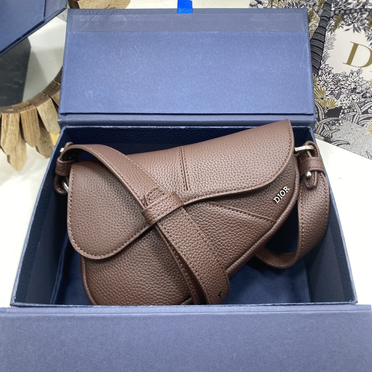 ORI หนังแท้ | DIOR Mini Saddle Bag Icons Leather black กระเป๋าสะพาย คาดอก เปิดตัวครั้งแรกในงานแฟชั่นโชว์ Summer 2025 ดีไซน์สุดไอคอนิกมาตีความใหม่ด้วยรูปทรงที่ทันสมัย หนังแท้ Icons