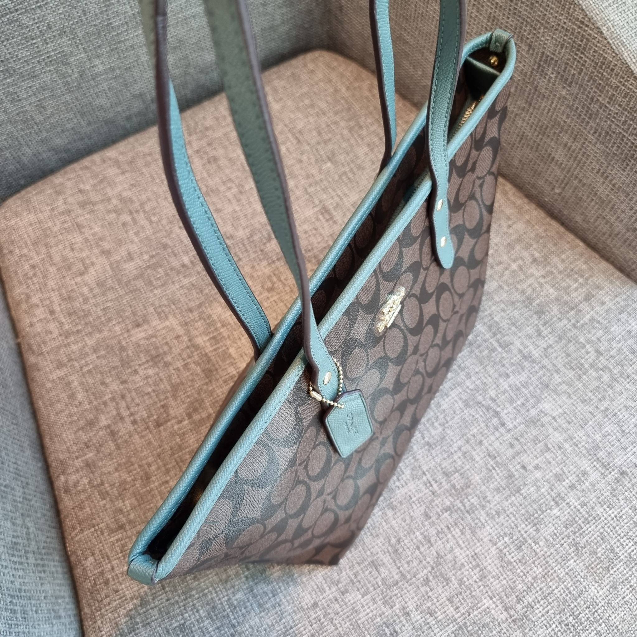 OUTLET 】COACH F58292 CITY ZIP TOTE IN SIGNATURE 16" รุ่นขายดี!! ไซส์ใหญ่ สีสวยมาให้แบบจัดเต็ม!! กระเป๋าถือทรงโท้ทใบใหญ่ สวยน่าใช้ทุกสี สะพายคล้องไหล่ได้เก๋ๆ จุของแน่นๆไปเลยจ้า!! วัสดุหนังแคนวาสคุณภาพ ปากกระเป๋าเปิด-ปิดด้วยซิป กันของหล่นได้ ถือไปไหนก็