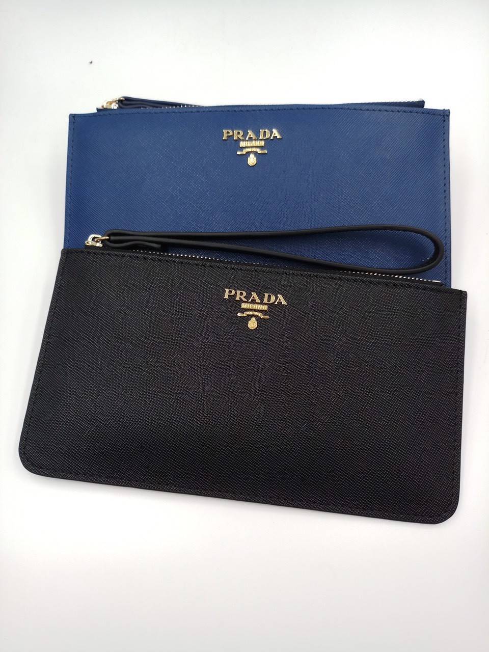 มาใหม่ค่ะ!! กระเป๋าคล้องมือสุดหรู งานพรีเมี่ยมกิ๊ฟ จากแบรนด์ PRADA ขนาดกำลังดี บนลายหนัง Saffiano โดดเด่นด้วยอะไหล่โลโก้สีทอง ปิดเปิดด้วยซิป ด้านในมีช่องใส่บัตรได้ถึง 3 ใบ ใส่ธนบัตรหรือเหรียญได้จุใจเลย รุ่นนี้ใส่ iPhone7+ได้ด้วยนะคะ แถมมีสายคล้องมือและกล่