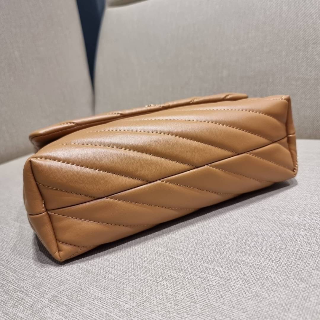 TORY BURCH KIRA CHEVRON CONVERTIBLE SHOULDER BAG (SMALL / MEDIUM) กระเป๋าสะพายรุ่นยอดฮิต ไซส์คลาสสิค ที่ใช้ยังไงก็ดูหรู ดีไซน์เฉพาะตัว วัสดุหนังแกะ สัมผัสนิ่ม เปิด-ปิดด้วยกระดุมแม่เหล็ก ภายในเป็นช่องโล่ง ใส่กระเป๋าสตางค์ มือถือ เครื่องสำอางค์ พาวเวอร์แบงค