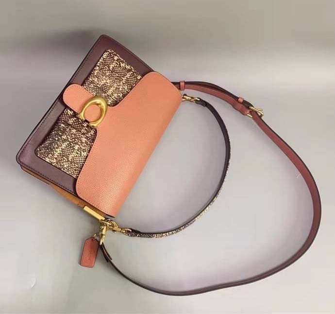 OUTLET 】COACH Tabby Shoulder Bag พร้อมส่งที่ไทย A modern take on an archival 1970s Coach design, our structured Tabby shoulder bag is crafted in polished pebble leather. Finished with our Signature hardware for an iconic touch, the versatile silhouette fe