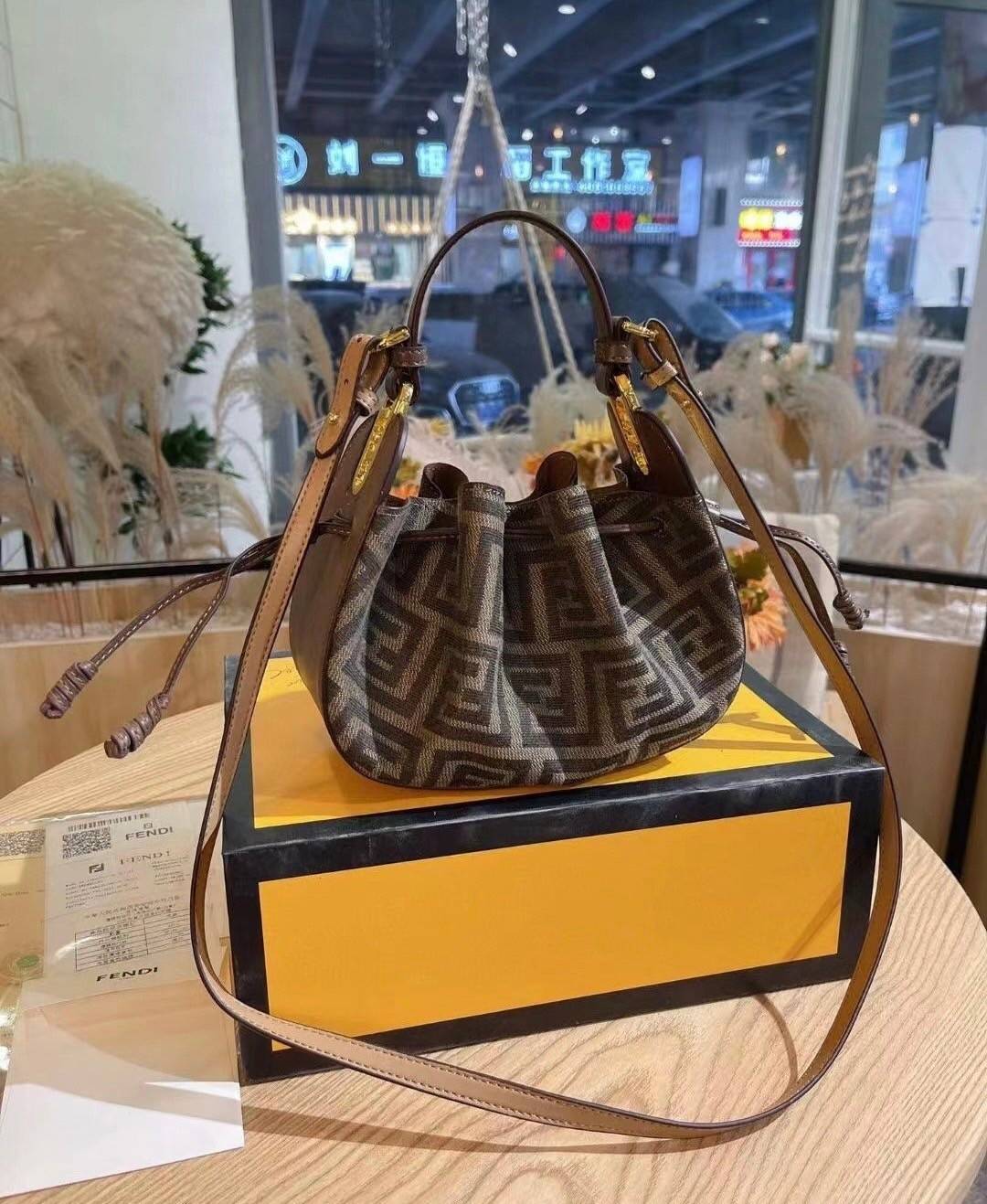 Fendi Pomodorino Brown FF Fabric Mini Bag กระเป๋าถือหรือสะพายไหล่ วัสดุผ้าโพลีเอสเตอร์ ลายแบรนด์ ผสมหนังวัวแท้ เปิดปิดด้วยเชือกรูด ทรงน่ารัก กะทัดรัด น้ำหนักเบา ใส่โทรศัพท์ i-phone+ ได้ สวยหรูลูกคุณหนูที่สุดเลยค่าใบนี้