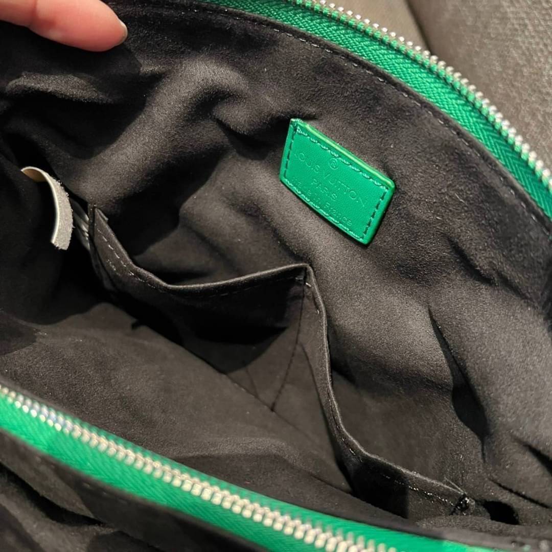 LV HANDLE POUCH MONOGRAM / LV Coussin กระเป๋าสะพายกึ่งคลัชท์ สุดล้ำ มาแรงมาก ด้วยความสวยปังตั้งแต่แรกเห็น วัสดุหนังแกะปั๊มลายสวยคม มาพร้อมสาย 2 เส้น เลิศๆ มีสายโซ่ที่มีดีเทลละเอียดไม่ซ้ำ และสายสปอร์ตครอสบอดี้ ที่จะคล้องไว้ทั้งสองเส้นก็ดีงาม หรือสลับใช้ตาม