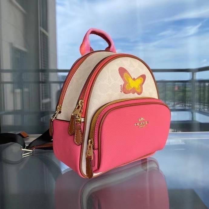 COACH Mini Court Backpack In Signature Canvas With Butterfly / With Radish C8259 C8257 🌈ต่อกันเลย สวยกันก่อน วางน้องไม่ลงเลยจริงๆค่าา😍 พร้อมส่ง! ยังไม่เข้าไทย กับกระเป๋าสะพายหลังแบบมีหูหิ้วในตัว บอกก่อนเลยว่าหนังของน้องทั้งนิ่ม ทั้งสวย อย่