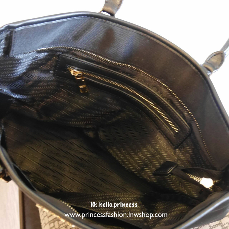 New item! มาใหม่ค้า กับรุ่น handbag กระเป๋าถือสะพาย จากงานพรีเมี่ยมกิ้ฟใหม่ บอกเลยว่า ใบนี้วัสดุเป็น Polyester **กันน้ำทั้งใบ ตัวกระเป๋ามาพร้อมสายเข็มขัดคาดด้านหน้าและด้านหลัง ให้ความหรูหราไปอีกแบบ หูกระเป๋าสามารถทำทรง ตั้งและพับได้ มาพร้อมอะไหล่สีทอง ด้า