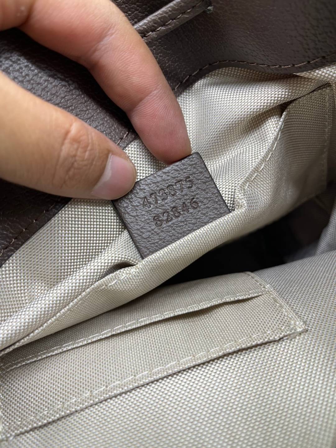 GUCCI Neo Vintage GG Supreme backpack กระเป๋าถือ ปรับใช้เป็นกระเป๋าเป้สะพายหลังได้ ดีไซส์วินเทจ แถบข้างเหลืองสวยเด่น ขนาดกำลังสวย ใส่ของได้เยอะ แบบลิมิเต็ดสุดๆ คลาสสิคไม่มีเบื่อ everyday bag เหมาะมากๆ