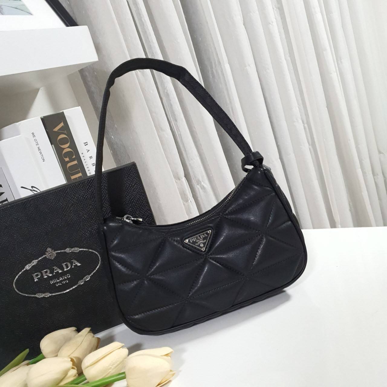 รุ่นใหม่แนะนำ!! กับงานพรีเมี่ยมกิ้ฟท์ PRADA HANDBAGS ขนาดกะทัดรัด **อะไหล่เงิน วัสดุทำจากหนัง Pu อย่างหนาลายตารางสวยหรูดูดี อยู่ทรง กันน้ำได้ หายห่วงคะ ด้านหน้ามีโลโก้แบรนด์ เปิดปิดด้วยซิป มาพร้อมสายผ้า ไม่สามารถถอดได้ ภายในบุผ้าลายPrada และป้ายโลหะแบรนด์