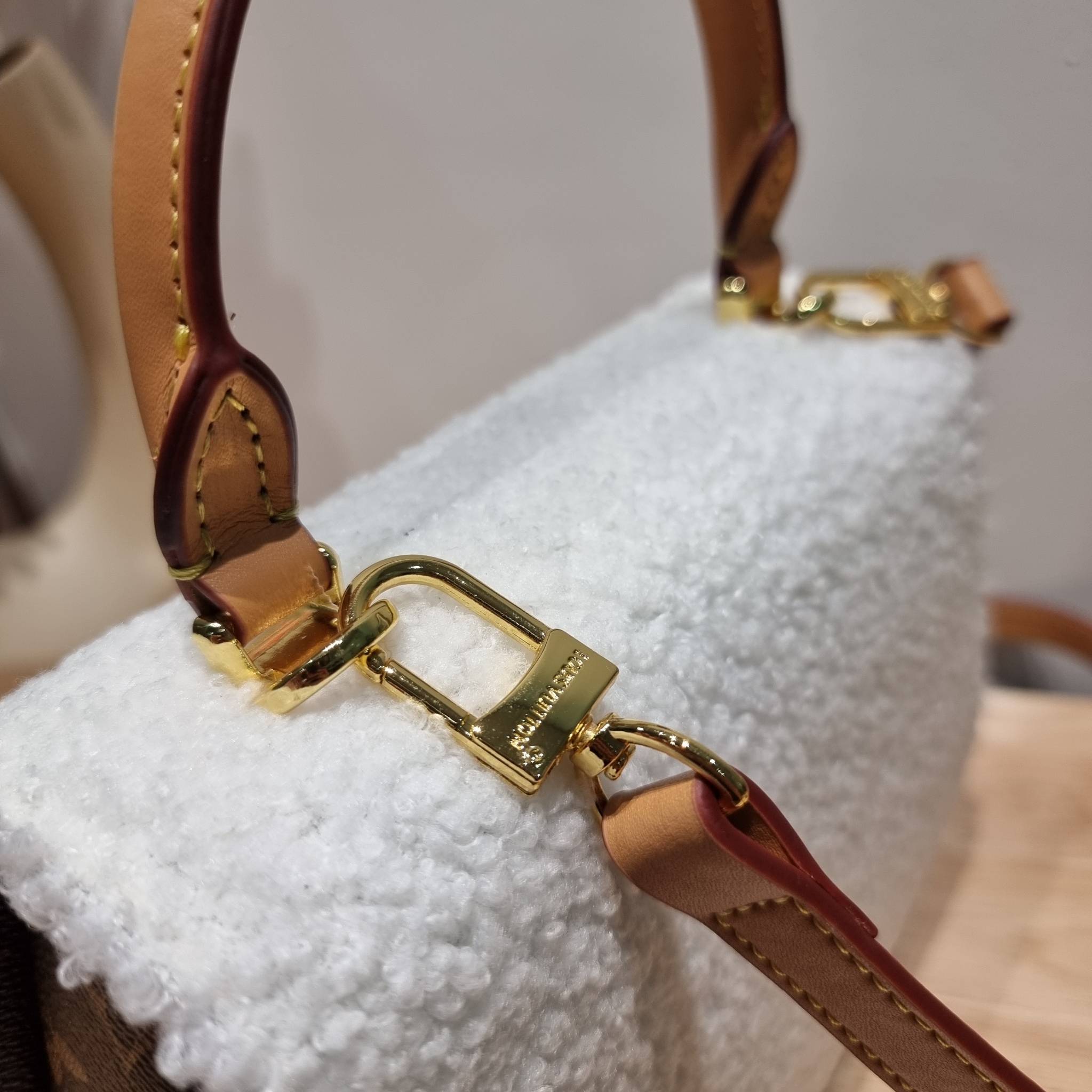LV EDEN FLEECE bag / LV CROSSBODY HAND BAG กระเป๋าสะพายดีไซน์ใหม่ แรร์ไอเท็มที่สาวๆต้องมี! ดีไซน์ตกแต่งขนฟูนุ่ม วัสดุหนังแคนวาส เปิด-ปิดกระเป๋าด้วยอะไหล่กดล็อค ภายในเป็นช่องโล่ง มีช่องซิปแยก มีหูจับในตัวและสายครอสบอดี้มาให้ ใช้งานง่าย เหมาะกับทุกสไตล์การแ