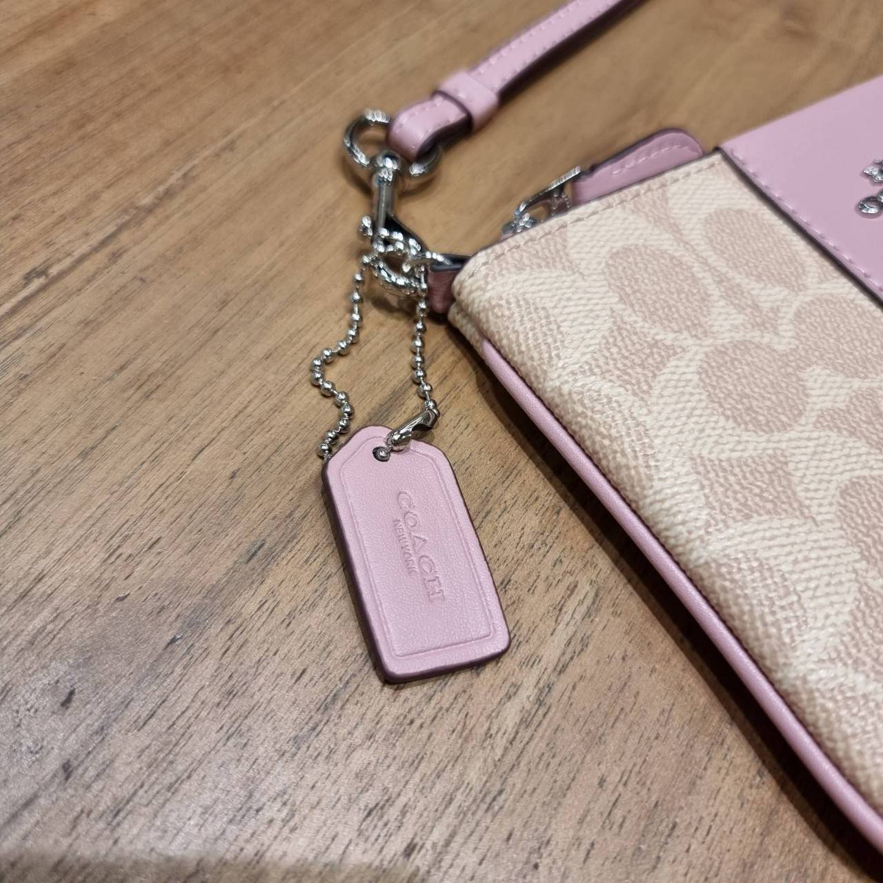 COACH 32445 SMALL WRISLET IN COLORBLOCK SIGNATURE CANVAS คอลเลคชั่นคัลเลอร์บล็อคสวยหรู ในรูปแบบกระเป๋าคล้องมือ ขนาดพกพา ไซส์กำลังสวยมากๆ พกง่ายไปเลยจ้า วัสดุหนังแคนวาส ตัดหนังแท้ ภายในโล่ง มีช่องใส่บัตร ตอบโจทย์สาวๆที่ไม่ชอบความพะรุงพะรัง พกใบนี้คือสะดวกส