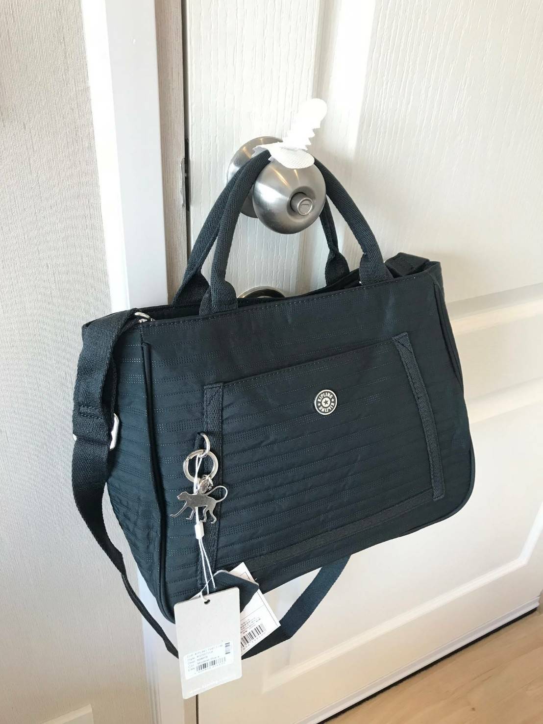 Kipling NAMYA KI2597 กระเป๋าถือหรือสะพายร จากKIPLING วัสดุpolyamide 100% กันน้ำได้ เนื้อนิ่มและเบา เปิดปิดกระเป๋าแบบซิปเดียว ภายในมีช่องใส่โทรศัพท์ แยกเก็บของเป็นสัดส่วน กว้างใส่ไอแพค/กระเป๋าสตางค์ยาวได้ ด้านหน้าประดับด้วยโลโก้แบบกลม มีช่องใช้งานและช่องซิ