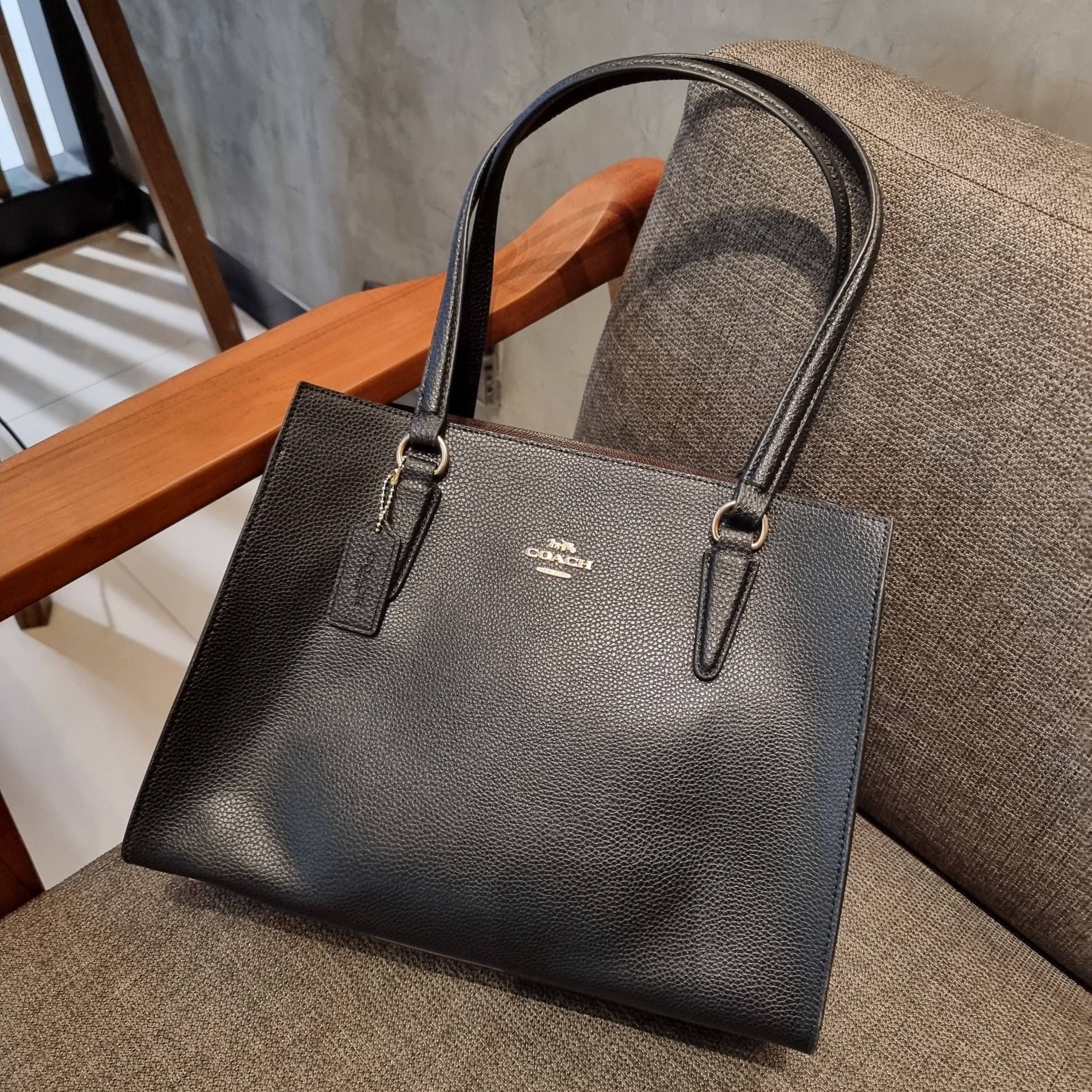 COACH C4075 TATUM CARRYALL IN SIGNATURE CANVAS คอลเลคชั่นใหม่ล่าสุด จัดมาให้ได้สวยก่อนใคร สวยหรูทุกสี!! ลุคผู้ดีต้องมาอีกหนึ่ง กระเป๋าสะพายทรงสวย ที่มาพร้อมสายสะพายไหล่ในตัว และสายครอสบอดี้สำหรับสะพายข้าง วัสดุหนัง crossgrain สวยคมมากๆ ตัวกระเป๋าถูกแบ่งเป