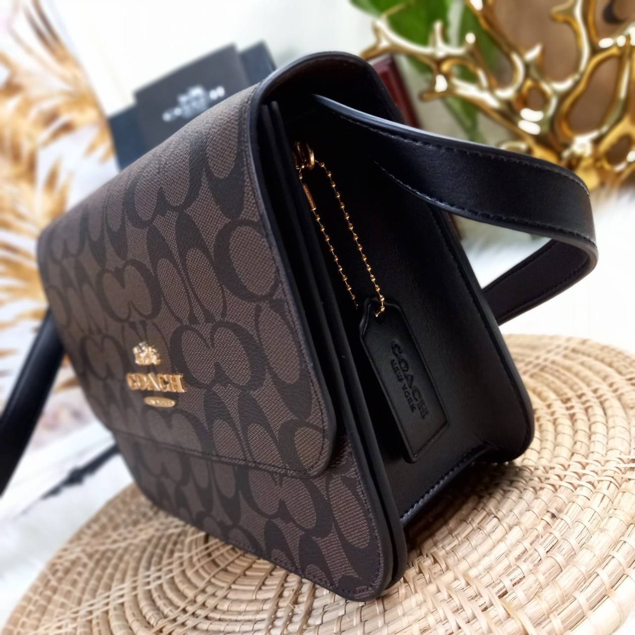 COACH BRYNN FLAP CROSSBODY IN SIGNATURE CANVAS (COACH C5633)🍁สวยหรู ทะลุ เกินเบอร์มาก//กระเป๋าสะพายข้าง หรือจะถือเป็นครัชก็เก๋แบบเลิศๆ>> มีสายยาวถอดได้ ปรับระดับได้ //วัสดุหนังแคนวาส ตกแต่งดีเทลหรูด้วยหนังแท้ และอะไหล่สีทอง งานสวย คมกริบ //เ