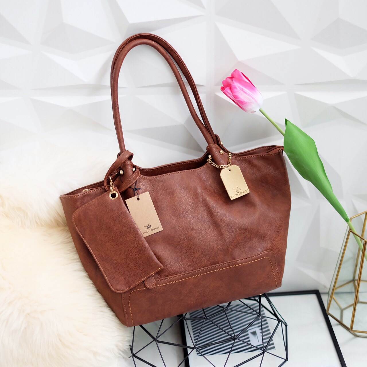 New Arrival ซื้อ 1 ได้ถึง 2 กระเป๋า ทรง Tote จากแบรนด์ David Jones ค่า ทรงนี้ นิยมถือกันมากๆ บอกเลยใบนี้ ของจริงสวยคะ หนังนิ้ม นิ่ม ค่า ดีต่อใจ 😁❤️ 〰〰〰〰〰 รุ่นใหม่ล่าสุด หนังนิ่มมาก ใบนี้ มีใบเล็กแถมให้อีก 1 ใบค่ะ จะถือ หรือสะพายก้อได้ จุของ