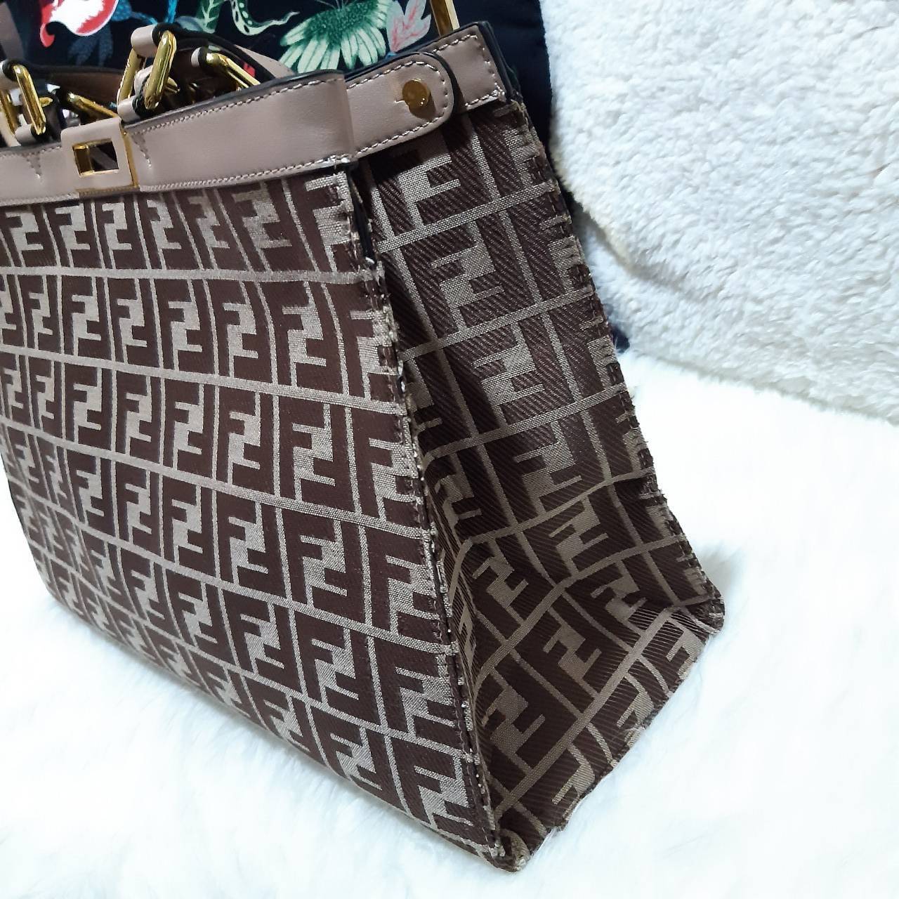 พรีเมี่ยมกิ๊ฟแท้ 100% 】FENDI NEW TOTE GIFT BAG กระเป๋าถือ/สะพายไหล่ น้ำหนักเบา ทรงสวย หรู ดูแพงเกินเบอร์!!