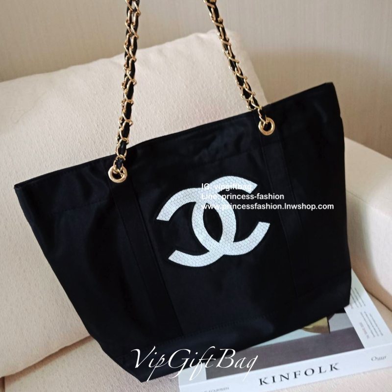 Chanel Satin Tote With Chain ♡♡ กระเป๋าสะพายทรง Shopping Bag งาน VIP GIFT ของแท้ 100% นำเข้าจาก Chanel Perfume Counter ใบใหญ่วัสดุ SATIN **อะไหล่ทอง ประดับคริสตัลสีดำโลโก้ CC สุดคลาสสิคหน้าหลัง ซับใน Polyester 100% เปิดปิดด้วยกระดุมแม่เหล็ก 