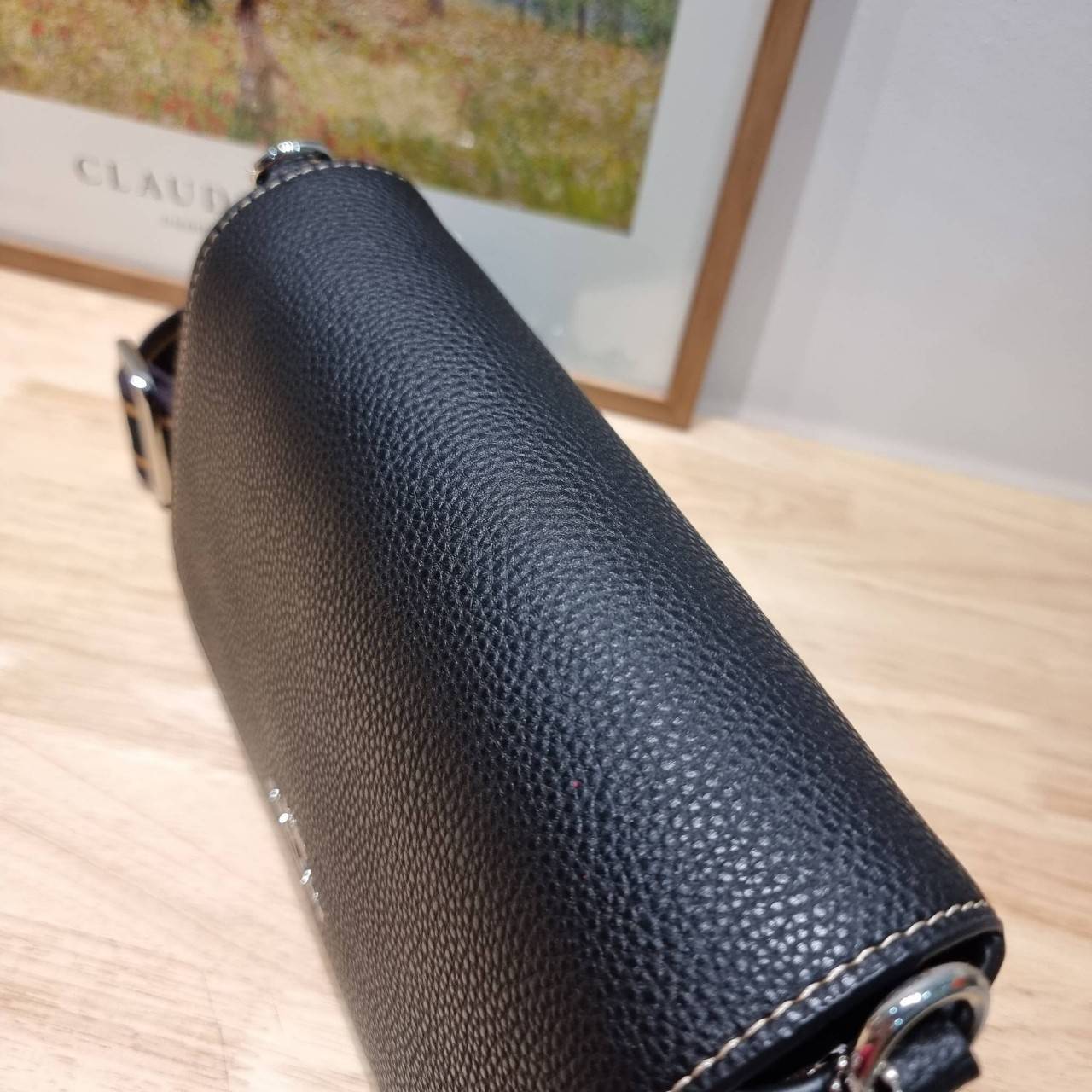 OACH LOGAN MESSENGER IN SIGNATURE CH483 CH252 กระเป๋าสะพาย รุ่นใหม่ สไตล์สปอร์ต ดีไซน์สวย ขนาดกำลังดีคล่องตัว สายสะพายเส้นใหญ่ทนทาน