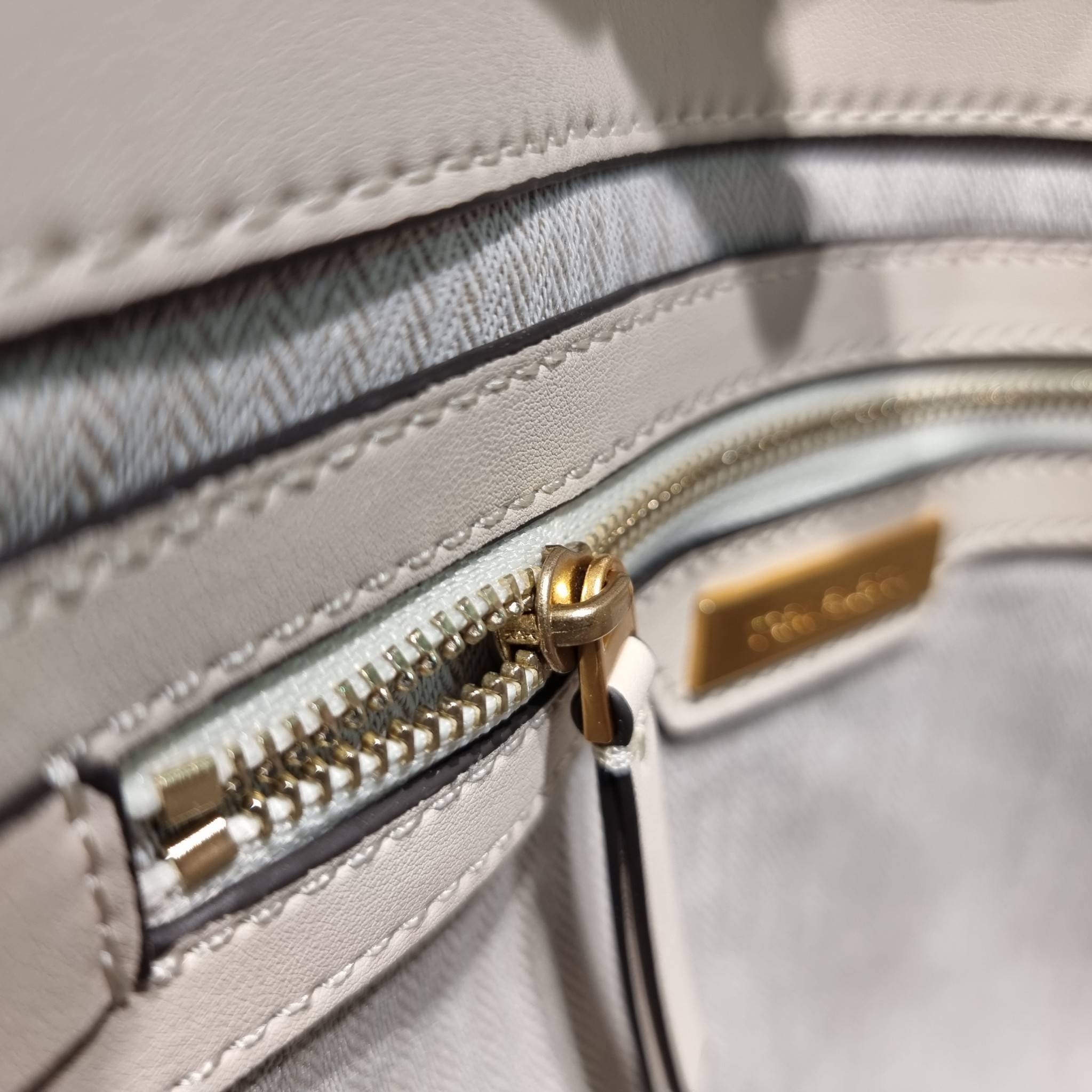 TORY BURCH ECO ELLA TOTE BAG / TORY TOTE BAG พร้อมส่ง 3 สี กระเป๋าสะพายทรงโท้ท ขนาดกำลังสวย จุของได้เต็มที่ รูปทรงคลาสสิคชวนใช้ โดดเด่นด้วย patch โลโก้ คอลเลคชั่นน้องใหม่ ส่งมาให้สาวๆได้ใจฟูอีกหนึ่งไอเท็ม