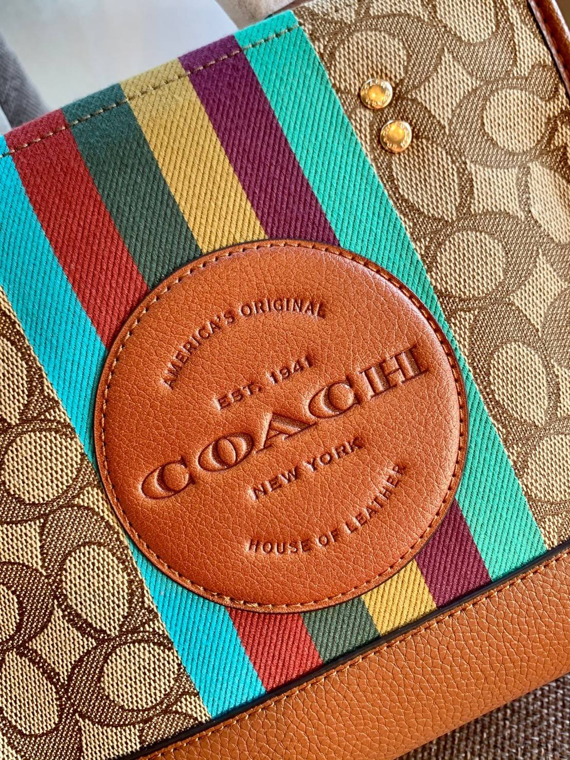 สวยๆอย่างนี้อดใจยังไงไหว!! Coach Dempsey Tote 21 In Signature Jacquard With Stripe And Coach Patch ((C5637)) ✈️พร้อมส่งความสวย! คุณภาพจัดเต็มเลยค่ะ กระเป๋าทรงTote ไซด์กลางๆ วัสดุ Jackquard+หนังแท้ ได้ลงตัวสวยงาม 🔺สีคอลเลคชั่นใหม่ล่าสุด! ด้า