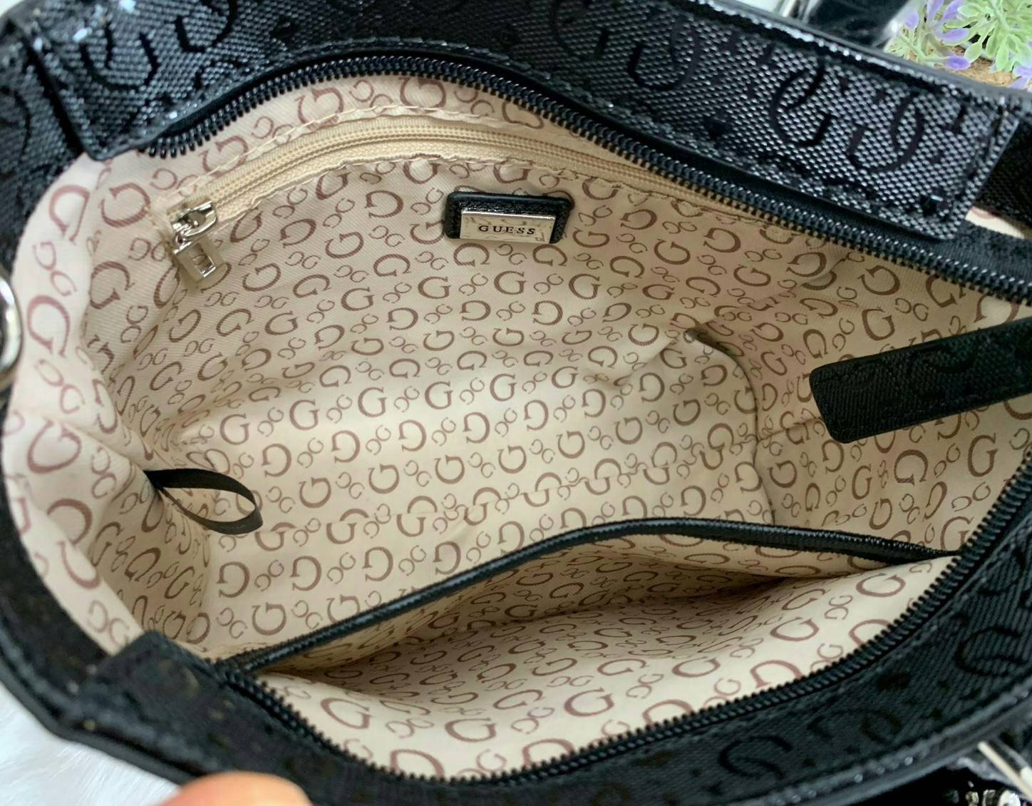 GUESS MINI TOTE BAG กระเป๋าถือหรือสะพายข้าง วัสดุหนังปั้มแบรนด์ทั้งใบ ด้านหน้ามีโลโก้แบรนด์ พร้อมห้อยพวงปอมปอมขนนิ่มมาให้ด้วยค่ะ เปิดปิดกระเป๋าแบบซิป ภายในใส่กระเป๋าสตางค์ใบยาวได้ค่ะ มีช่องซิปและช่องเล็กใส่ของจุกจิกนะค่ะ มาพร้อมสายยาวถอดออกได้เลื่อนปรับระ