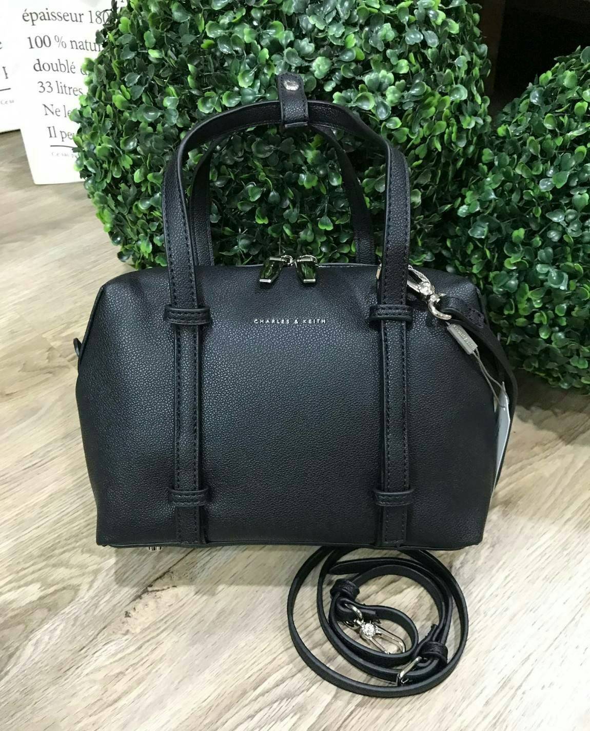 CHARLES & KEITH BOWLING BAG กระเป๋าถือหรือสะพายทรง Bowling วัสดุหนังแกะสังเคราะห์สวยอยู่ทรงขนาดกำลังดี น้ำหนักเบา หูจับถนัดมือ เปิดปิดด้วยซิปคู่สะดวกใช้ ภายในโล่งกว้าง มี1ช่องซิป พร้อมสายสะพายยาวถอดได้ปรับระดับได้ ภาพถ่ายจากสินค้าจริง ดีไซน์คลาสสิคสวยน่าใ