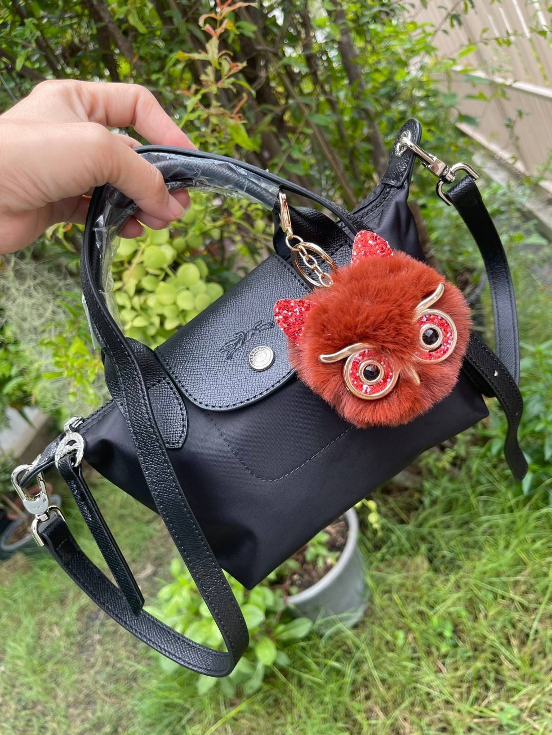 LONGCHAMP LE PLIAGE NÉO TOP HANDLE BAG XS คอลเลคชั่นสุดพิเศษจากลองฌอมป์ มีดีไซน์ที่เรียบหรูและคลาสสิก แฝงด้วยลูกเล่นแบบเฟมินีน แถมยังมีน้ำหนักเบาอย่างไม่น่าเชื่อ มาพร้อมกับหูจับกระเป๋าคู่และฝาปิดแบบกระดุม กระเป๋าถือใบนี้สามารถใช้ถือแบบทั่วไป มีสายสะพายถอด