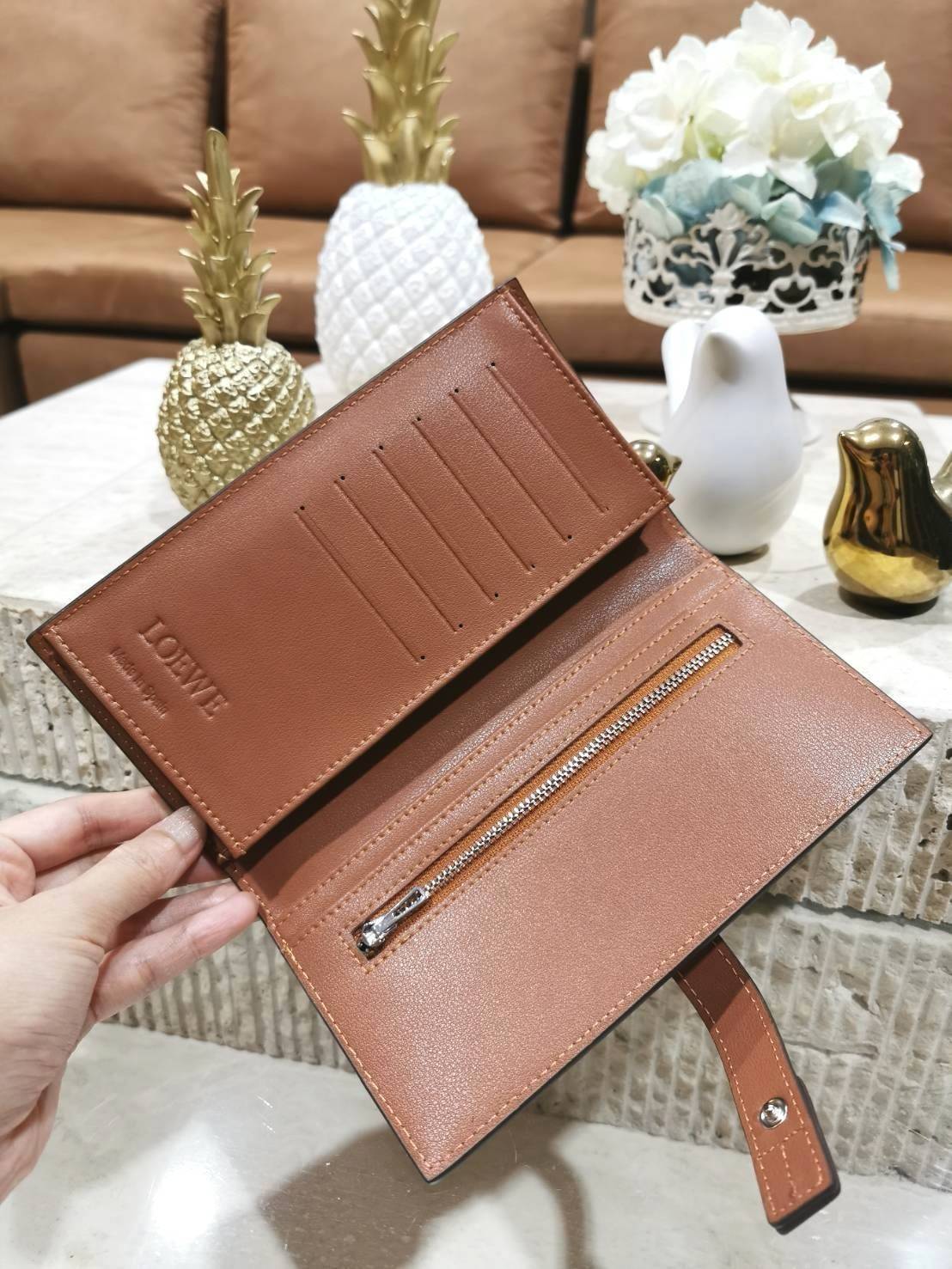 LOEWE LONG WALLET BAG วัสดุหนังแท้เทคเจอร์สวยอยู่ทรงปั้มโลโก้แบรนด์ด้านหน้าเปิดปิดด้วยกระดุม ภายในมีช่องใส่ธนบัตรหลายช่อง ช่องหลักสามารถใส่มือถือได้ มีช่องซิปใส่เหรียญ ช่องใส่ธนบัตรใส่แบงก์พันได้ สวยน่าใช้ พร้อมส่งที่ไทยสุดคุ้มห้ามพลาด!