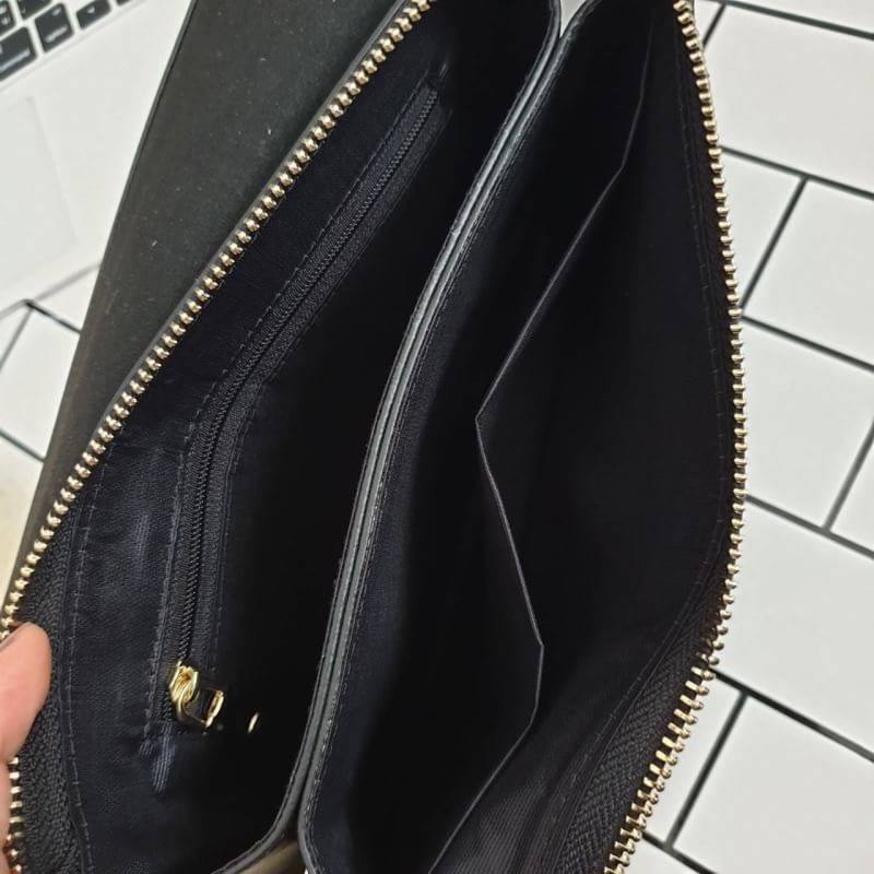 คลัชมาใหม่ สัปดาห์นี้ค่า ‘ Stair ‘ Clutch bag ✔️รอบนี้เข้าเพิ่มอีก 5 ลายเลยน๊า หลังจากปล่อยคอลเลคชั่นแรกออกไปแล้วได้รับความนิยมมากๆ รอบนี้จัดเฉดสีกลางๆ ให้แมทช์ง่ายกับชุดด้วยค่า **หนังวัวแท้ค่า