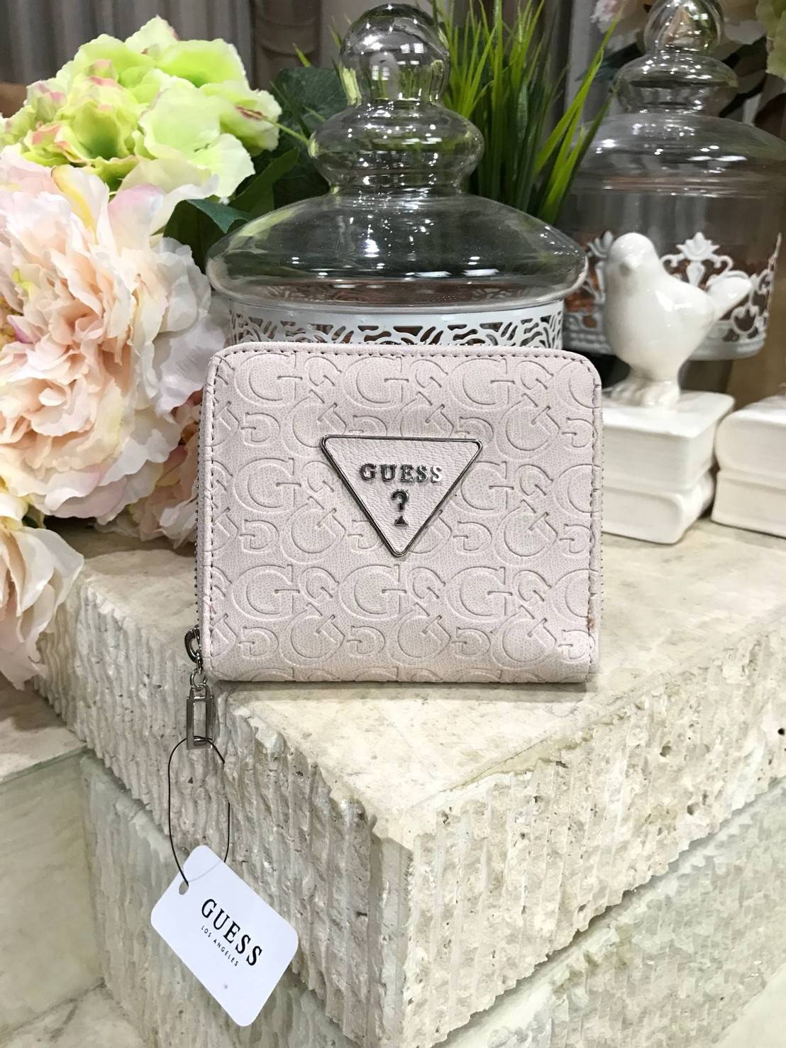 GUESS FACTORY WOMEN'S SHORT WALLET กระเป๋าสตางค์สั้นรุ่นใหม่ล่าสุดไอเท็มแนะนำวัสดุหนังปั้มโลโก้รอบใบสวยอยู่ทรงด้านหน้าประดับโลโก้แบรนด์ ภายในมีช่องใส่ธนบัตรใส่เเบงก์พันได้ มีช่องใส่เหรียญ ช่องใส่บัตรหลายช่อง ตัวจริงสวยน่าใช้ ภาพถ่ายจากสินค้าจริงมาพร้