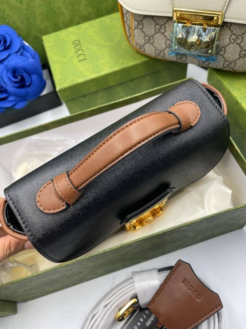 VIP GIFT 】หนังแท้ GUCCI mini Padlock bag GG Supreme canvas หนึ่งในแบรนด์เนมยอดฮิตระดับโลกที่สายแฟชั่นตัวจริงต้องมีสักใบในตู้ เพราะเป็นแบรนด์ที่เหล่าบรรดาเซเลปและดาราใช้กันเยอะมาก รุ่นก็เป็นอีกหนึ่งใบที่คุ้มค่าคุ้มราคามากค่ะ ด้วยดีไซน์ที่ใช้งานได้หลายโอกาส