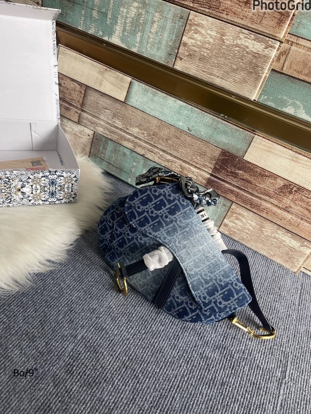 DIOR Saddle Bag Blue Denim Oblique กระเป๋าถือทรงอานม้า เอกลักษณ์ของแบรนด์หรูหรา รุ่นเดนิมฟอกอะไหล่ทองสวยงาม