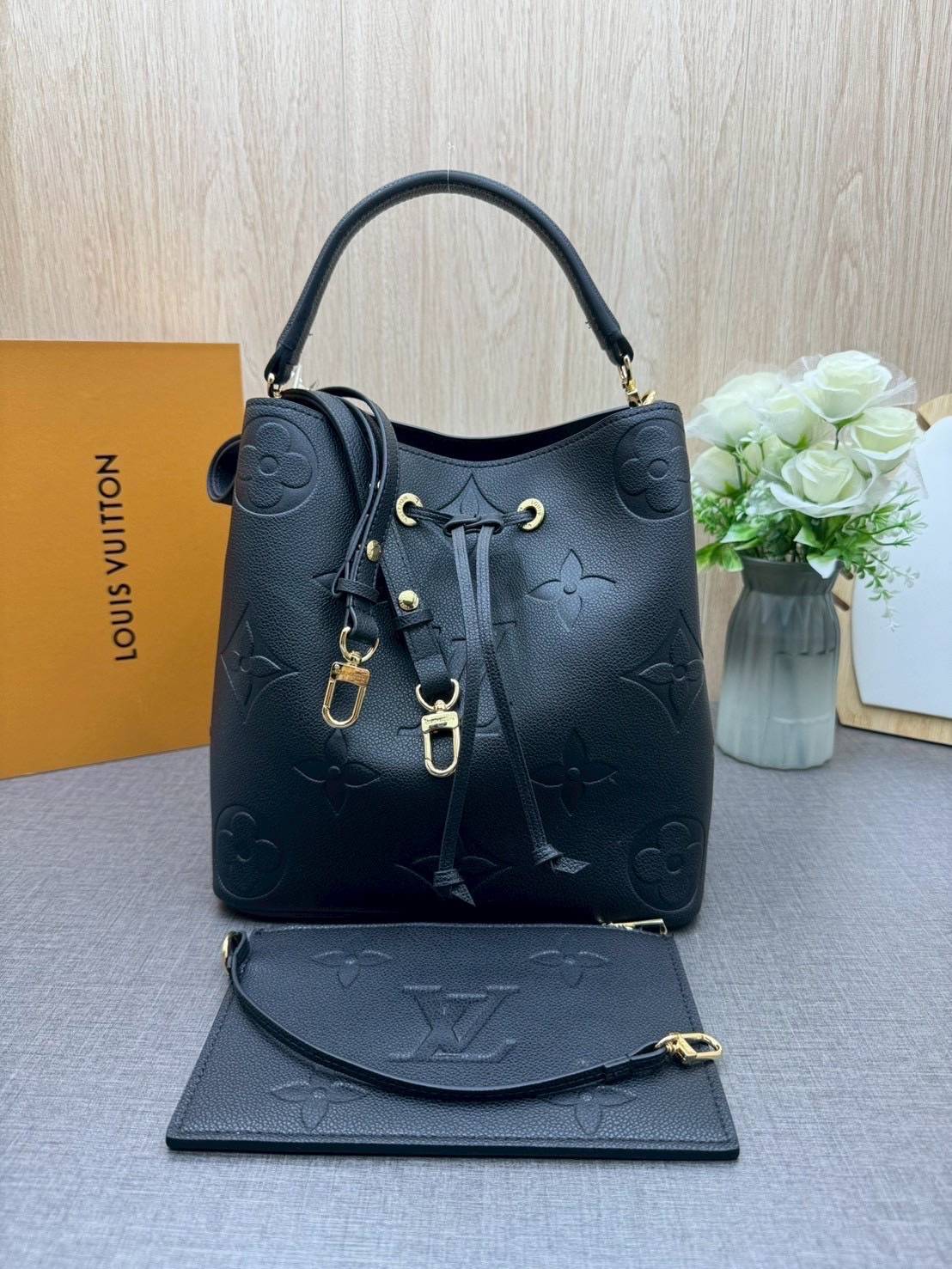 ORI หนังแท้ | LV NeoNoe MM Bucket bag Monogram Flower กระเป๋าสะพายทรงบัคเก็ต ลาย Monogram Flower โดดเด่นเพิ่มสไตล์ มีเสน่ห์ชวนหลงใหล