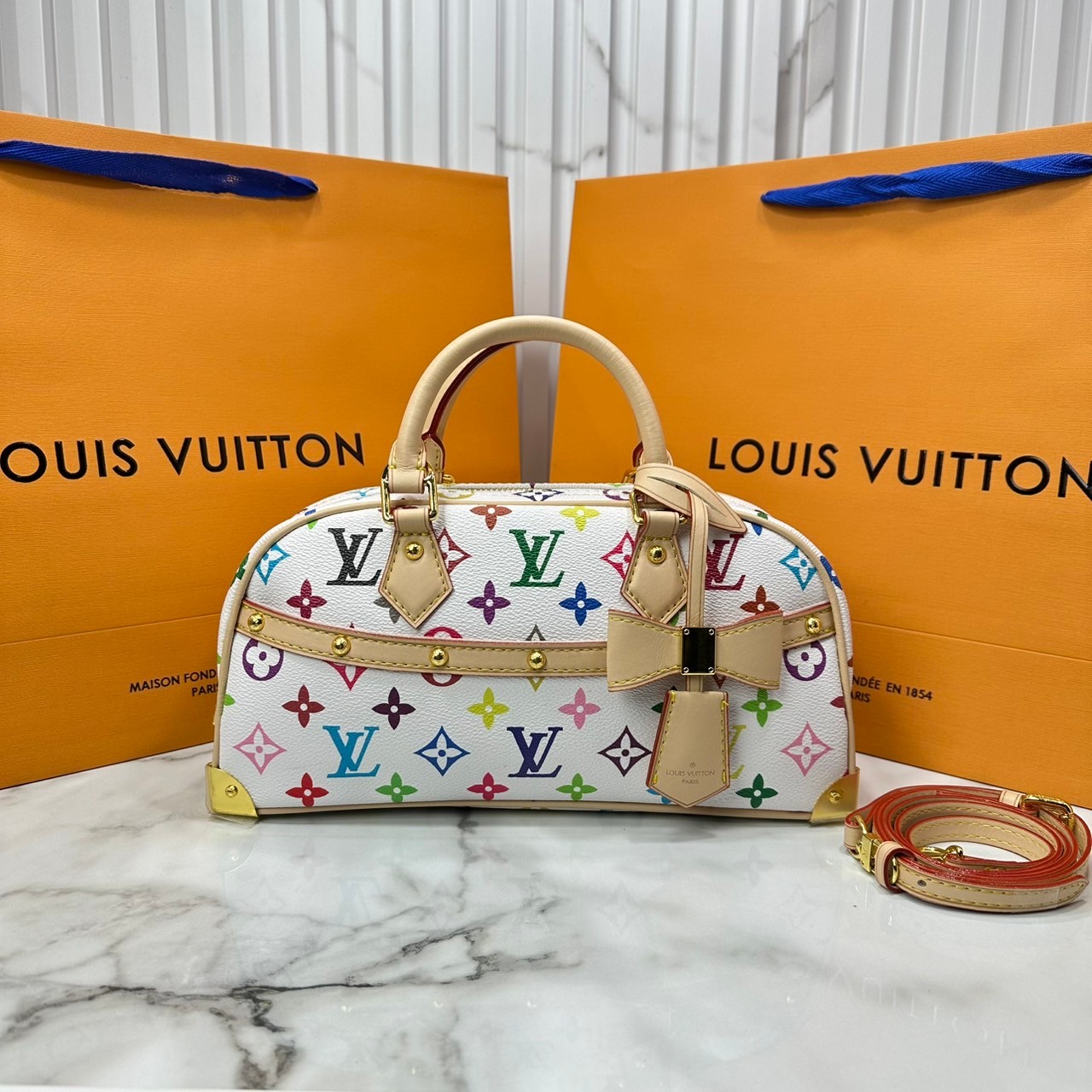 ORI | LV x TM Handbag East West Murakami ใหม่ล่าสุด กระเป๋าสะพายทรงสวย ดีไซน์ใหม่ หรู ดูผู้ดี แต่งแต้มดีเทลเปี่ยมชีวิตชีวาจากคอลเลคชั่น LV x Murakami คอมพลีตลุคด้วยที่ห้อยกุญแจรูปโบว์สุดเอ็กซ์คลูซีฟ