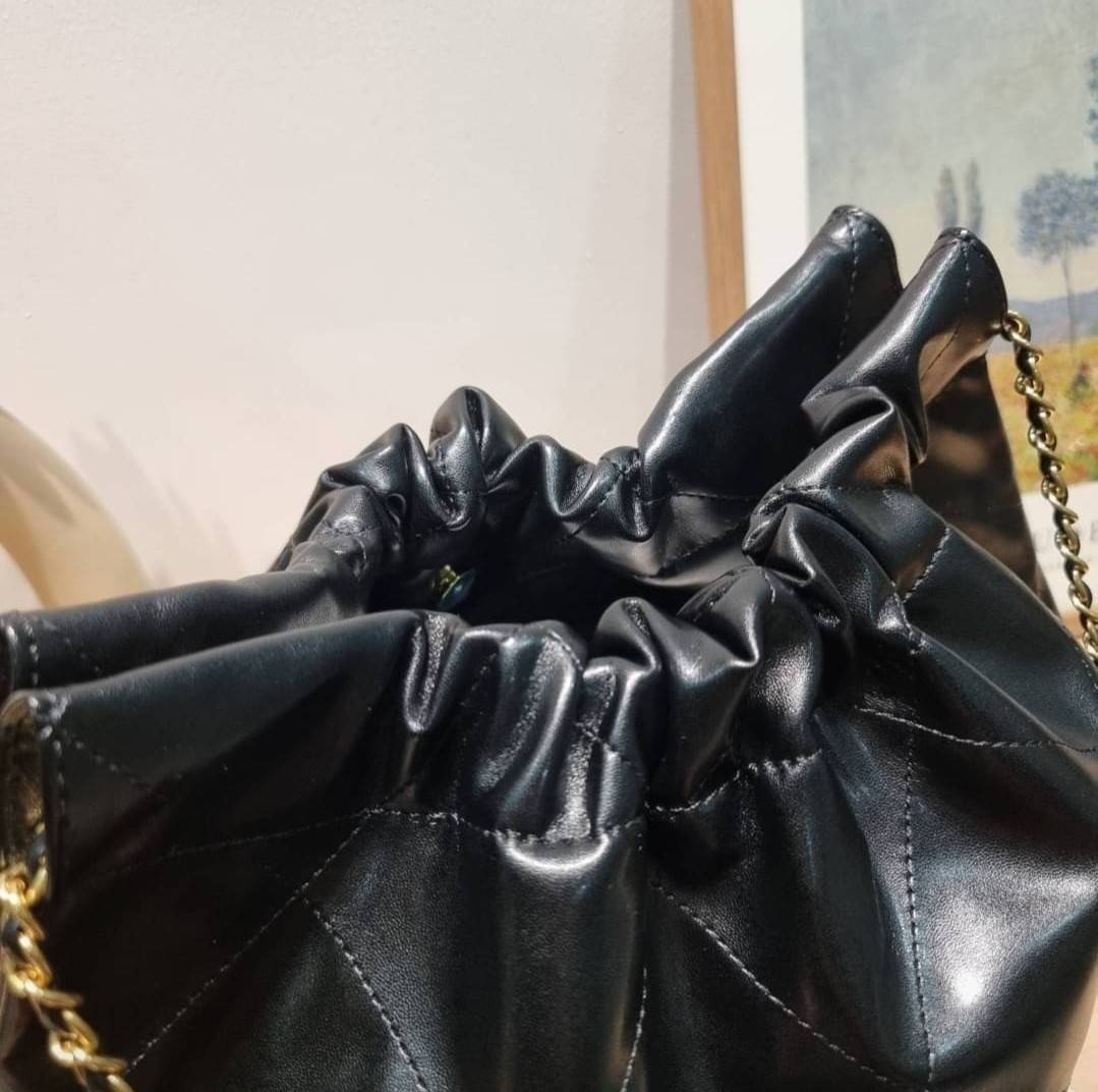 Chanel 22 bag เกินต้านที่สุดกับไอเท็มนี้ ที่สาวๆหรือใครๆก็ต้องมีแล้ว!! แค่เห็นก็หลงรัก กระเป๋าทรงสวย ดีเทลเรียบแต่มีความหรูแอบซ่อนอยู่ ด้วยดีไซน์สายสะพายโซ่สีทอง และโลโก้อันโดดเด่น ดีงามน่าหลงใหลมาก