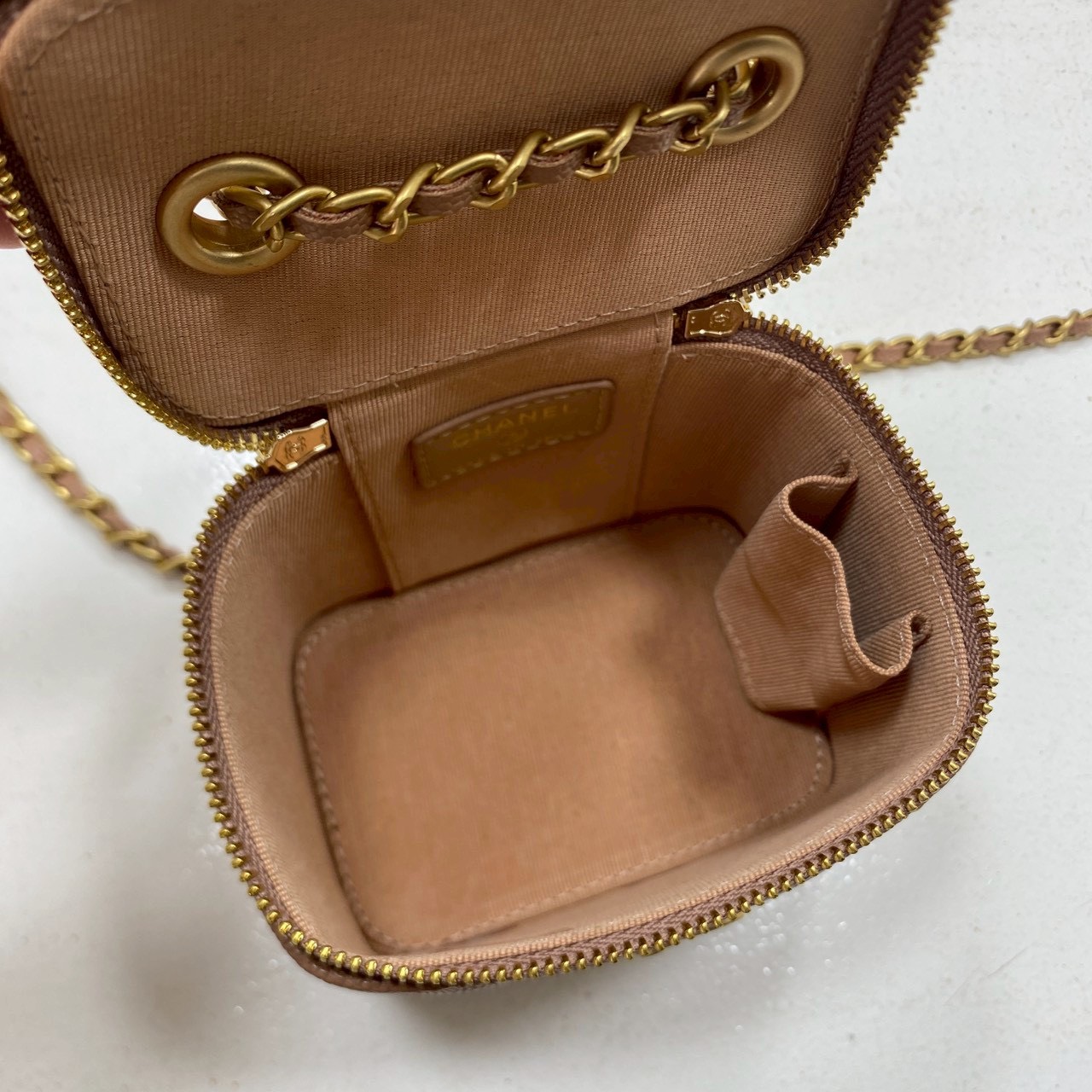 ORI หนังแท้ | Chanel Small Vanity with Chain กระเป๋าสะพายทรงวานิตี้ใบเล็กน่ารัก ดีไซน์เรียบหรู ใส่เครื่องสำอางค์หรือของใช้จุกจิกได้ น่ารักน่าใช้ สวยหรูดูแพง ลุคคุณหนูสายคิ้วควรมีค่า