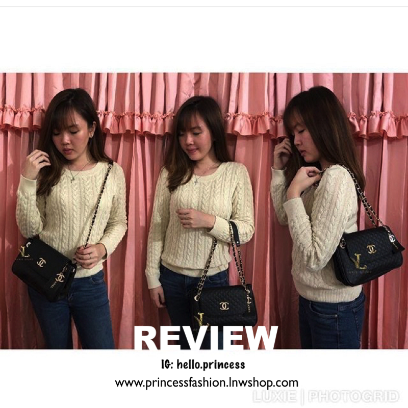 Chanel Quilted Shoulder Bag With Chain VIP Gift With Purchase (GWP) VIP. Gigt ของแท้! Chanel Perfume Counter ขนาดกำลังดี น้ำหนักเบา วัสดุหนัง pu. ลายตาราง เปิดปิดด้วยฝาปิดกระดุมแม่เหล็ก ด้านหน้ามีโลโก้แบรนด์ ประดับ Tagหนังดูมีดีเทล อะไหล่แบรนด์รอบใบ ภายใน