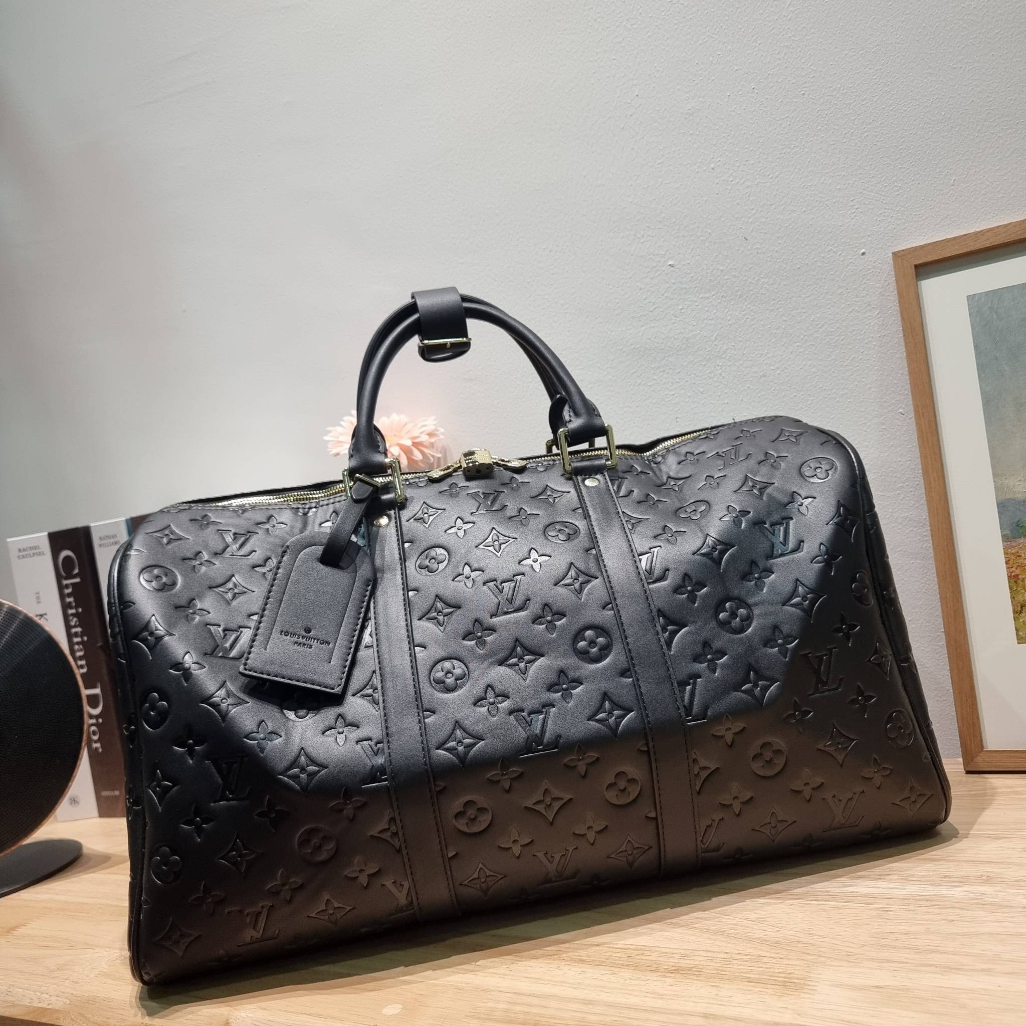 LV KEEPALL BANDOULIERE MONOGRAM LEATHER กระเป๋าเดินทางสุดคลาสสิค ทึ่ใครๆก็เฝ้ารอ ไอเท็มที่จะทำให้การเดินทางไม่ธรรมดาอีกต่อไป ด้วยดีเทลความเป็นเอกลักษณ์ เรียบแต่หรู วัสดุหนังวัวสัมผัสดี ปั๊มลวดลายโมโนแกรมรอบใบ เปิด-ปิดด้วยซิปแน่นหนา มีกุญแจล็อคได้ มีสายสะพ