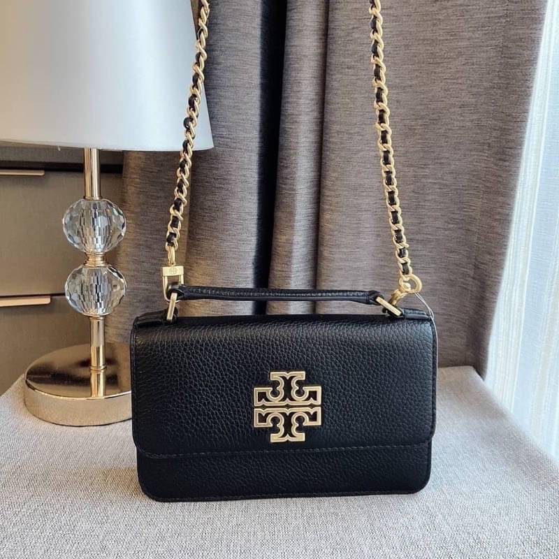 TORY BURCH BRITTEN MINI TOP HANDLE BAG พร้อมส่งที่ไทย กระเป๋าสะพาย Crossbody วัสดุหนังวัวแท้ การออกแบบเรียบง่าย ยังคงความหรูหราเอาไว้ มาพร้อมสายยาวโซ่อะไหล่ทองสลับหนัง ถอดออกได้ ตอบสนองการใช้งานได้ดี มีหูหิ้วด้านบนสามารถใช้งานได้ในหลายโอกาสค่ะ