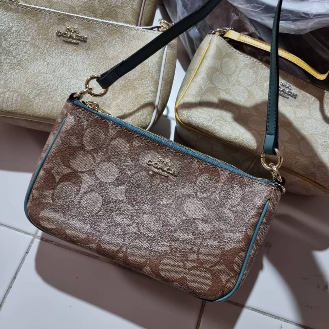 COACH F58321 TOP HANDLE POUCH อีกรุ่นฆ่าไม่ตาย!! 😎 ขายดีขายหมด ขายรวยขายปังๆ!! กระเป๋าพอชจากโค้ช ทรงใช้งานง่าย สะดวก กะทัดรัด วัสดุหนังแคนวาสเคลือบคุณภาพดี มาพร้อมสายคล้องในตัว และสายสะพาย crossbody ปรับเปลี่ยนได้ตามสไตล์ อีกหนึ่งไอเท็มที่สาวๆต้อง