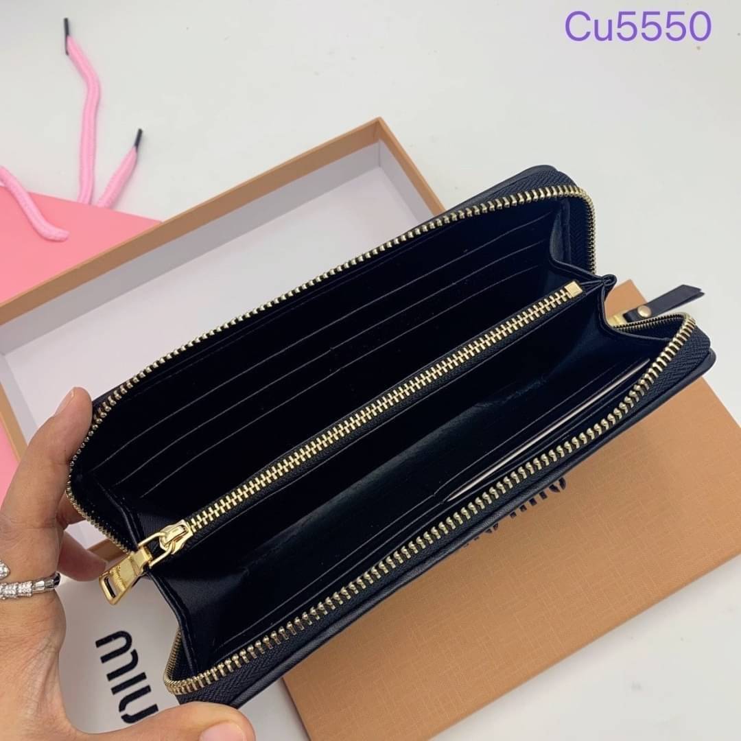 MIU MIU LONG ZIPPER WALLET / MIU MIU WALLET กระเป๋าสตางค์ใบยาว น่ารักพาใจฟู ดีไซน์น่ารักน่าใช้มาก เรียบง่ายแต่มีความโดดเด่นเปิด-ปิดด้วยซิป ภายในมีช่องใส่บัตร และใส่ธนบัตรได้ พร้อมช่องซิปแยกใส่เหรียญได้อีก พกพาง่าย