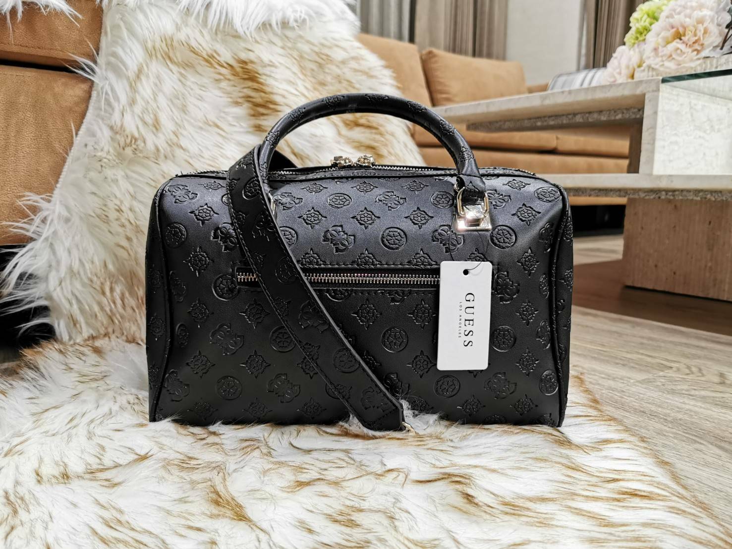 GUESS WOMEN’S SINGNATURE BOWLING BAG กระเป๋าสะพายทรง Bowling รุ่นใหม่จาก GUESS FACTORY หนังนิ่มสวยหรูอยู่ทรงปั้ม SINGNATURE BRAND รอบใบโดดเด่น ใบใหญ่กำลังดี น้ำหนักเบา ด้านหน้าประดับโลโก้ หูหิ้วเเข็งแรงพับลงได้ เปิดปิดด้วยซิปคู่สะดวกใช้ หัวซิปแบรนด์ ภายใน