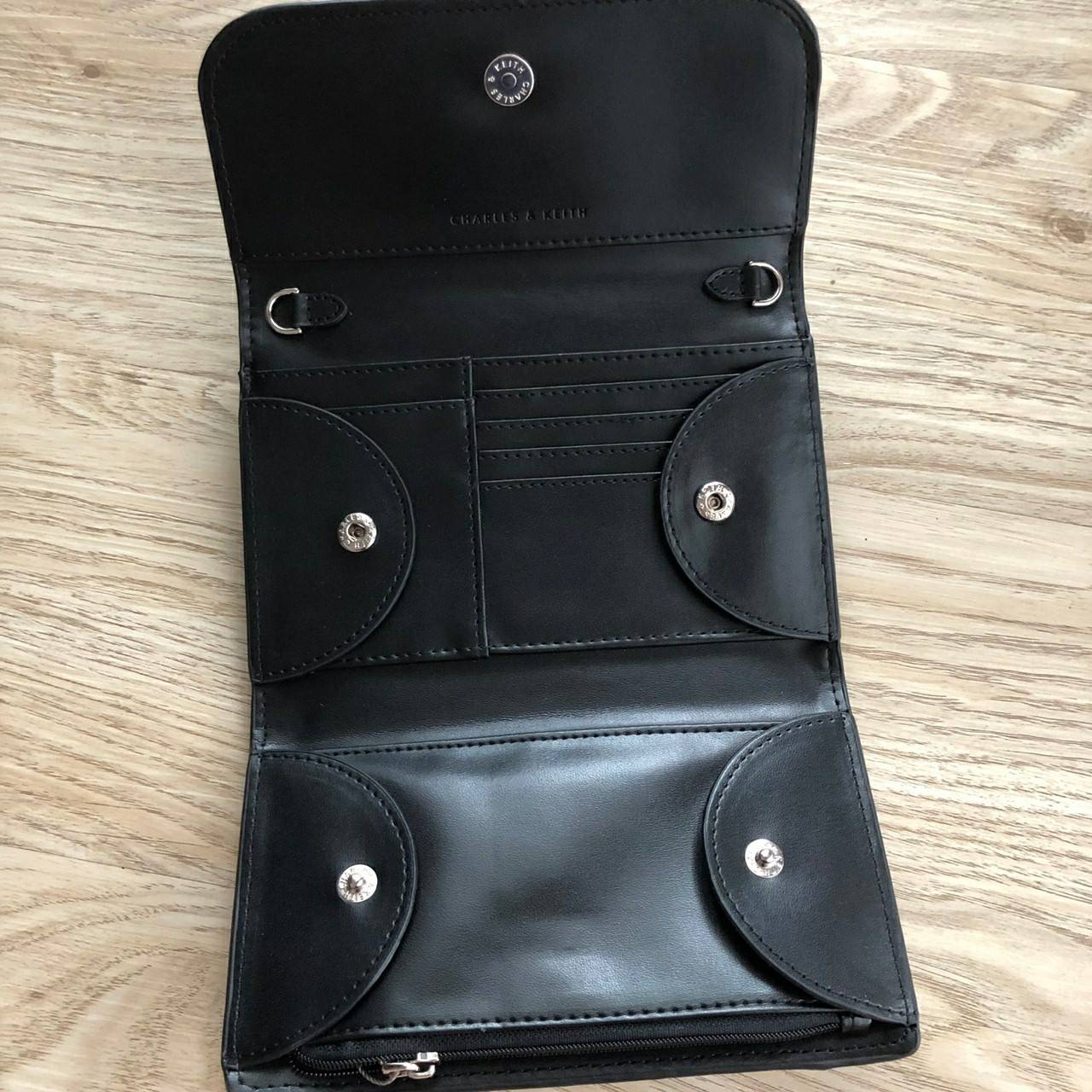 Charles & Keith Front Flap Wallet กระเป๋าสตางค์ มาพร้อมสายโซ่สลับหนัง เปิด - ปิดกระเป๋าด้วยกระดุม ด้านในมีช่องหลายช่อง แยกเก็บของได้เป็นสัดส่วน และมีช่องซิป 1 ช่องค่ะ ด้านหลังมีช่องอีก 1 ช่อง มาพร้อมสายโซ่สลับหนังยาวประมาณ 114 cm สามารถถอดได้ (ปรับไม่ได้ค