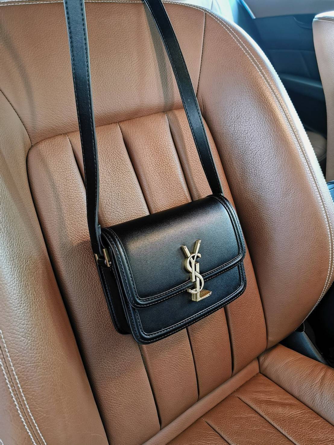 YVES SAINT LAURENT YSL BAG VIP GIFT WITH PURCHASE (GWP) พรีเมี่ยมกิ้ฟ Limited Edition จาก YSL DUTY FREE COUNTER วัสดุหนังแท้ Calfskin ทรงสี่เหลี่ยมหนังสวยหรูอยู่ทรงเปิดปิดด้วยฝาปิดโลโก้แบรนด์อะไหล่ทอง ภายในโล่งมีช่องหลัก และช่องย่อยสามารถใส่มือถือของใช้จุ