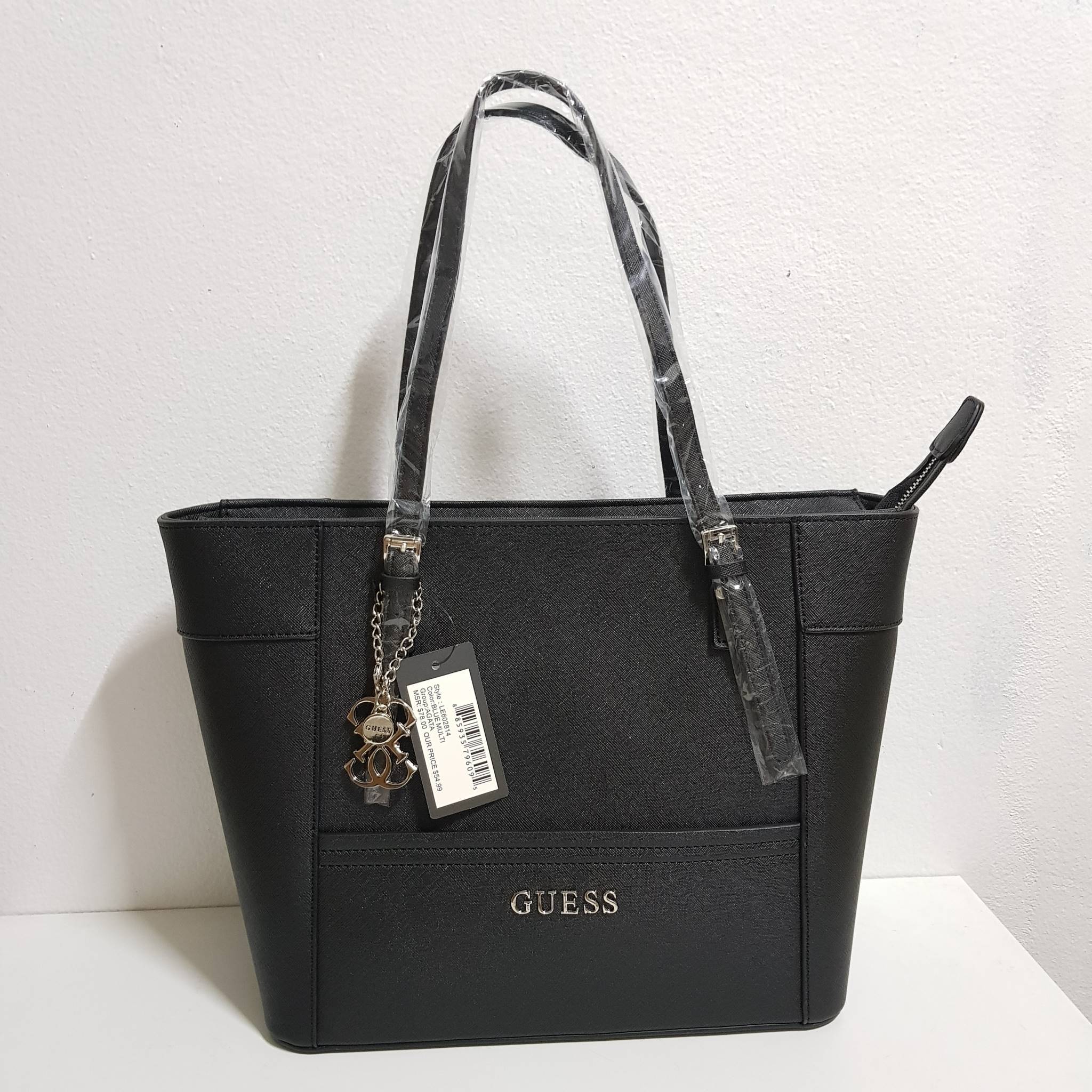 New !!! GUESS LARGE TOTE BAG พร้อมส่ง กระเป๋าถือทรง Tote ลายหนังซาฟเฟียโน่ น้ำหนักเบา ด้านหน้าติดโลโก้แบรนด์ตัวใหญ่อะไหล่เงินค่ะ พร้อมห้อยอะไหล่แบรนด์เพิ่มความหรู เปิดปิดกระเป๋าแบบซิป ซับในเป้นผ้าลายแบรนด์สวยค่ะ ภายในกว้าง ใส่ของได้จุทีเดียวนะค่ะ มีช่องซิ