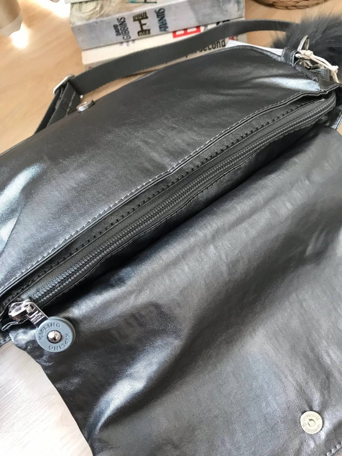 Kipling Basic Plus Earthbeat S Crossbody bag กระเป๋าสะพายทรงครอสบอดี้ สามารถสะพายได้ทั้งสายคู่และสายเดี่ยว มีดีเทลที่ฝาหน้ามีช่องซิปซ่อนทรงลึกและด้านหลังมีอีก1ช่อง ช่องหลักเปิดปิด2ชั้นด้วยกระดุมแม่เหล็กและซิปเดียวใช้งานง่าย ภายในใส่ได้ทั้งมินิไอแพค กระเป๋