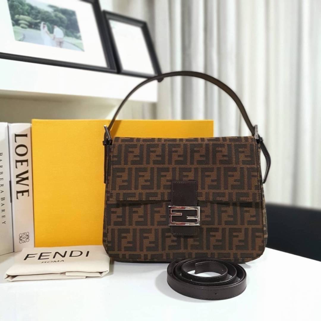 รุ่นใหม่แนะนำ!! FENDI BAGUETTE BROWN FABRIC BAG (GWP) วัสดุ CANVAS พิมพ์ลายแบรนด์ เปิดปิดด้วยฝาปิดกระดุมแม่เหล็ก ภายในมีช่องซิป ใส่ของแยกอีกช่อง สามารถใส่กระเป๋าสตางค์ยาว iphone เงิน ของจุกจิกได้ มาพร้อมสายสะพาย2แบบ ถอดเปลี่บนได้ อะไหล่แบรนด์สีเงิน Rare i