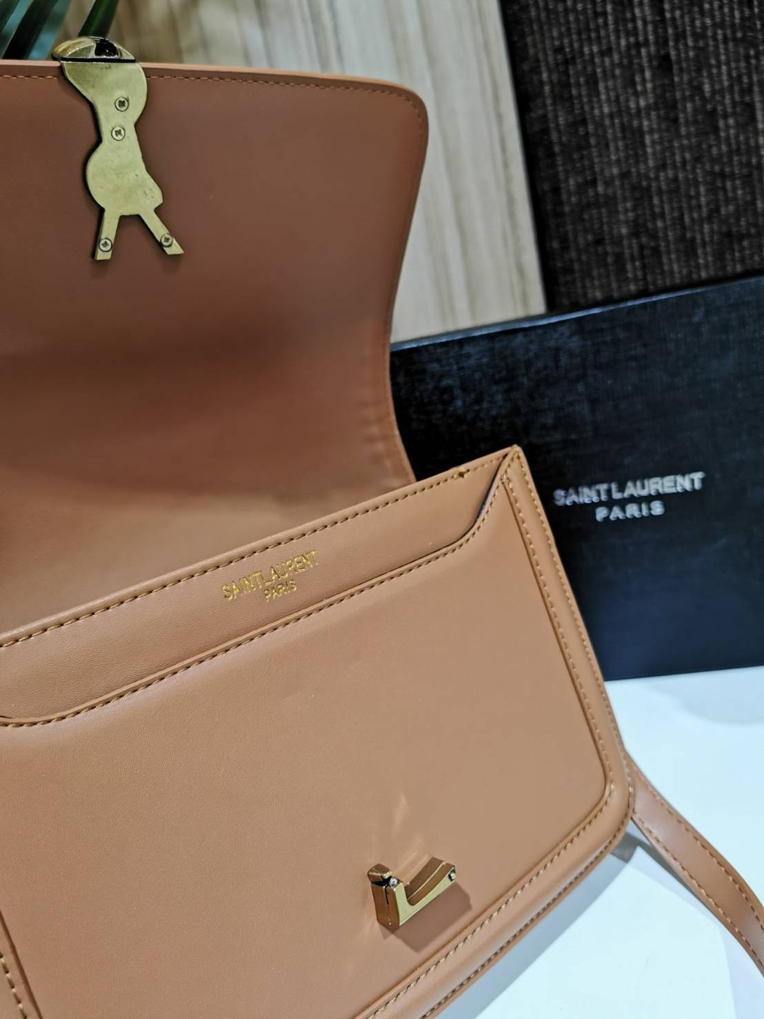 VIP 】YVES SAINT LAURENT BAG VIP GIFT WITH PURCHASE (GWP) Must Have! พร้อมส่งความสวย..items หายาก! พรีเมี่ยมกิ้ฟ Limited จาก YSL DUTY FREE COUNTER วัสดุหนังแท้ Calf skin ทรงสี่เหลี่ยมหนังสวยหรูอยู่ทรงเปิดปิดด้วยฝาปิดโลโก้แบรนด์อะไหล่ทอง ภายในโล่งมีLogo มีช