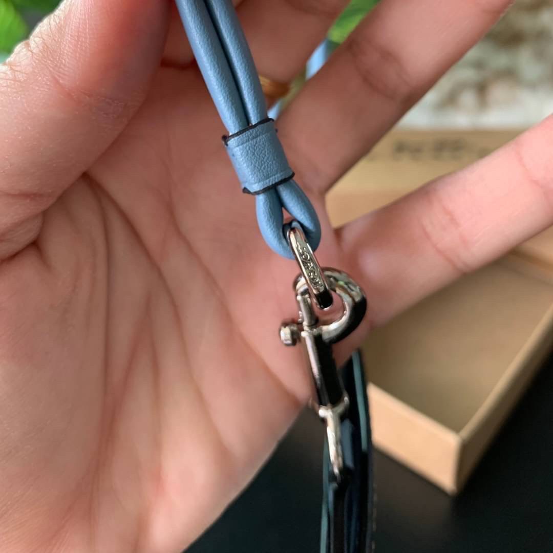 COACH F63274 ID LANYARD IN SIGNATURE COATED CANVAS กระเป๋าใส่บัตรคล้องคอ ลาย C ทั้งใบ ด้านหน้าตกแต่งชื่อแบรนด์ สวยมากกก ใส่บัตรพนักงาน และบัตรต่างๆ มาพร้อมสายคล้องคอ สายถอดออกได้ ตัวกระเป๋ามี 3 ช่องค่ะ