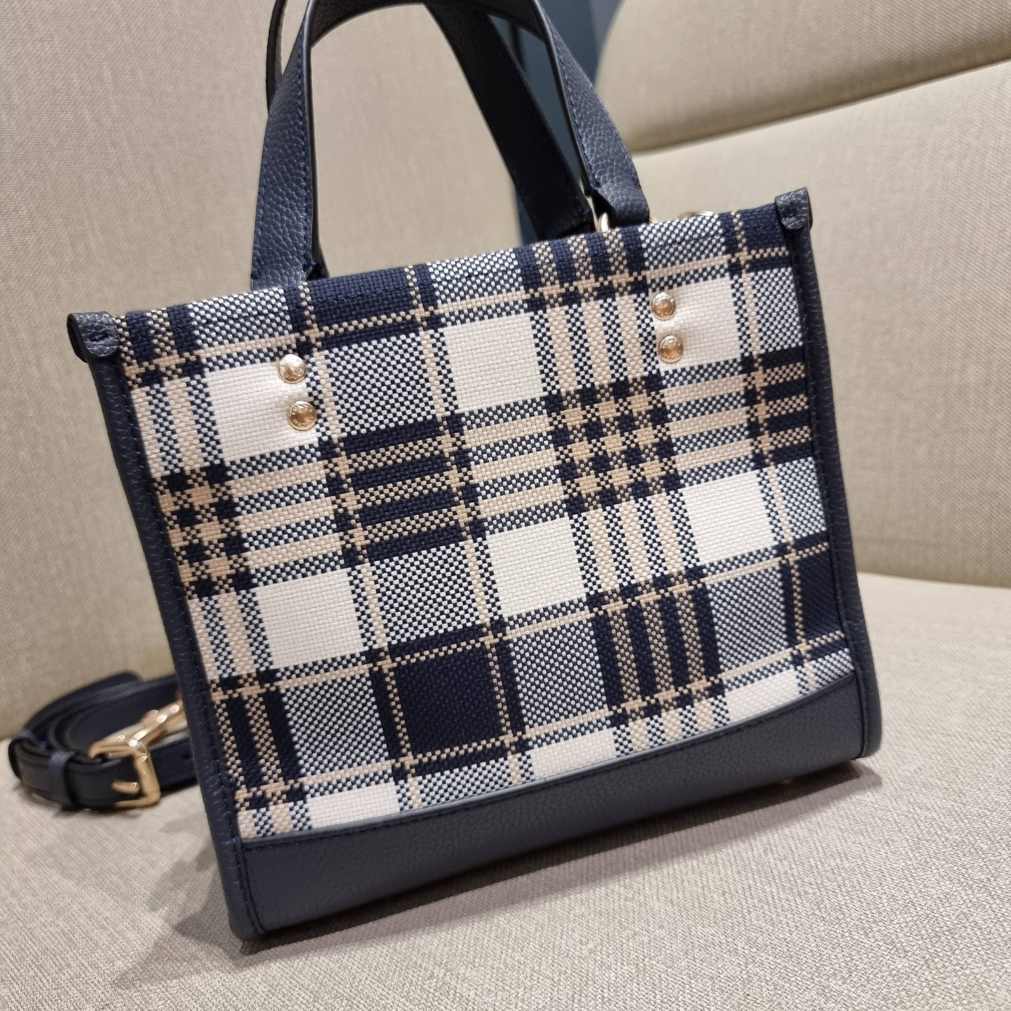 COACH C8198 DEMPSEY TOTE 22 WITH GARDEN PLAID PRINT AND COACH PATCH คอลใหม่สุดคิ้วท์ หวานๆใสๆ น่ารักชะมัด!! ดีไซน์ลายสก็อต เหมาะกับฟีลลิ่งปิคนิคเป็นที่สุด กระเป๋าทรงโท้ท ไซส์กำลังสวย ฟังก์ชั่นการใช้งานก็สะดวกที่สุด มีทั้งสายคล้องในตัว และสายครอสบอดี้ วัสด
